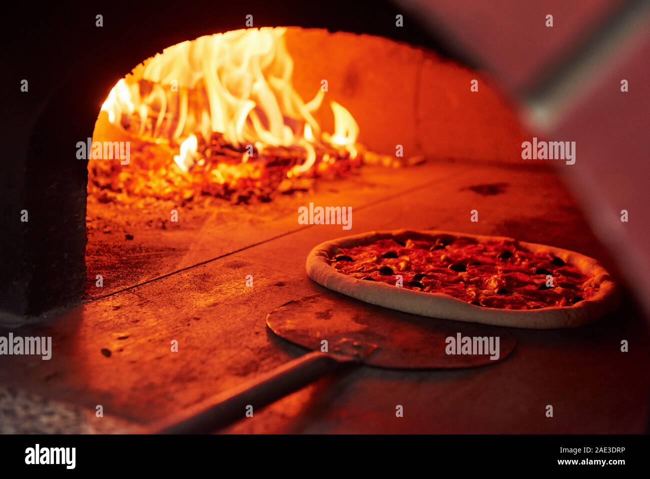 Foyer naturel. Feu de brûler dans le four. Vue en gros de bois en flammes Banque D'Images Foyer naturel. Feu de brûler dans le four. Vue en gros de bois en flammes Banque D'Images
