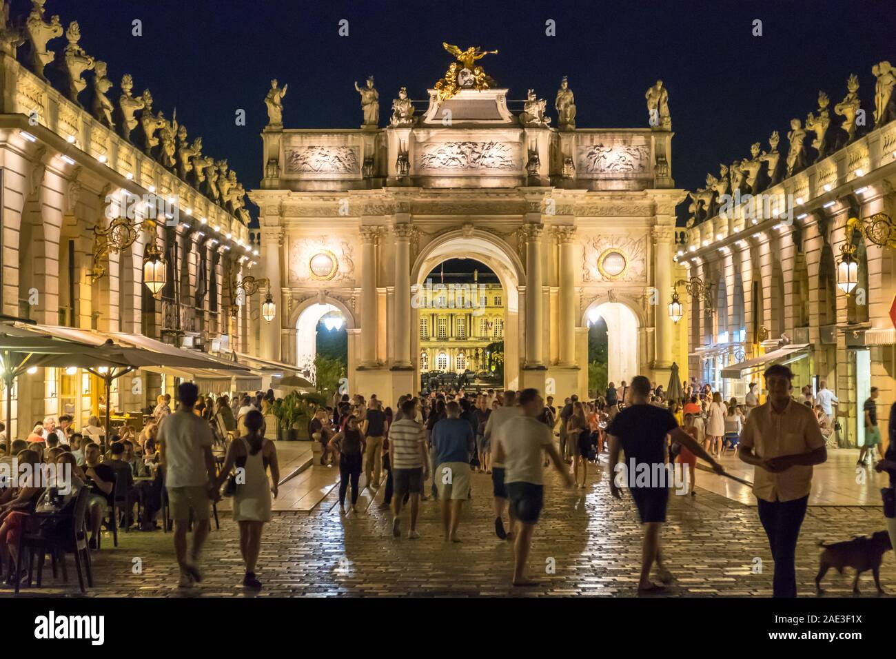 Nancy, France - 30 août 2019 : Triumphal Arch. Touristes et habitants à pied sur la place la place Stanislas à Nancy, Lorraine, France Banque D'Images