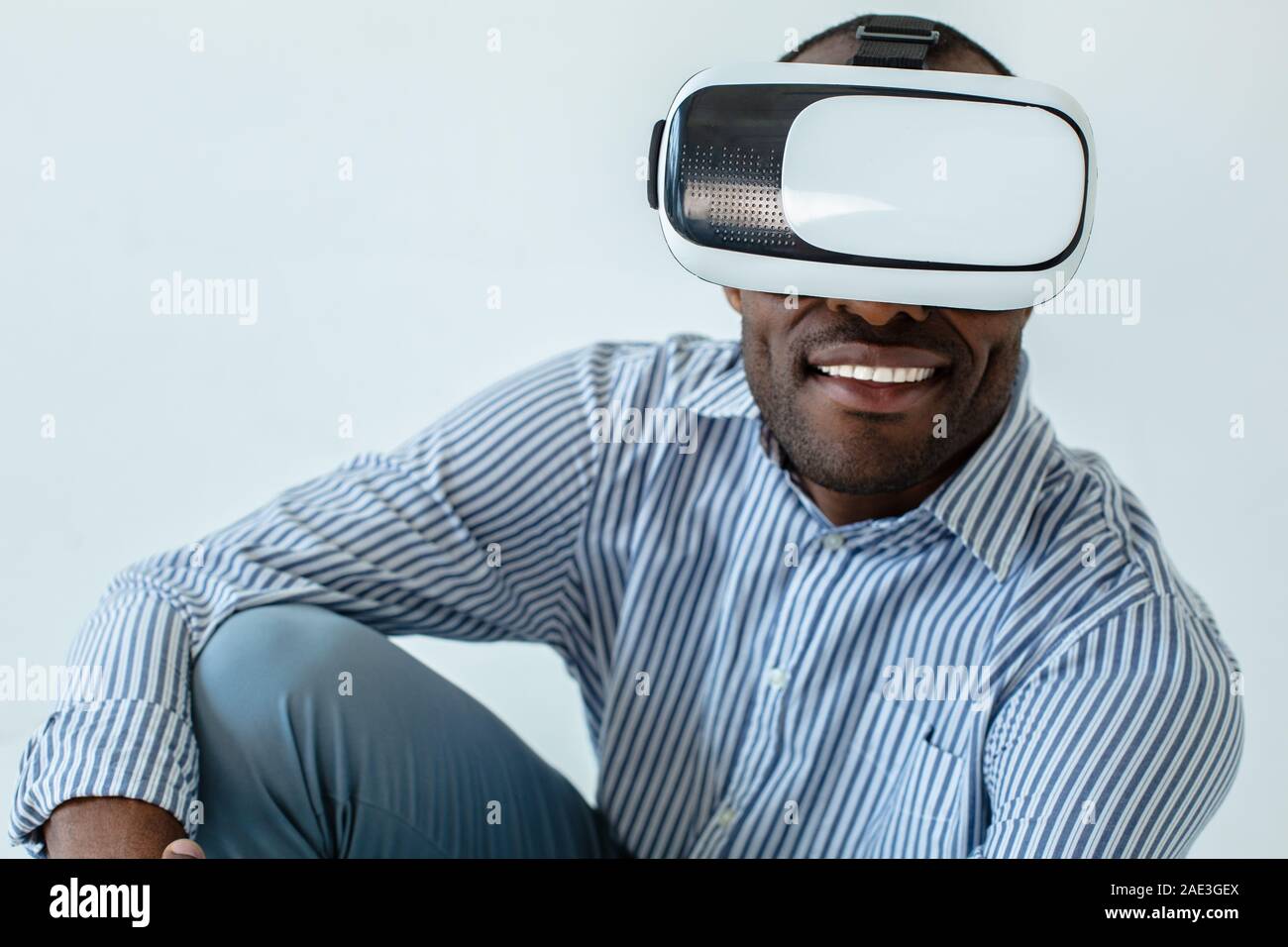 Portrait of cheerful homme portant lunettes VR Banque D'Images