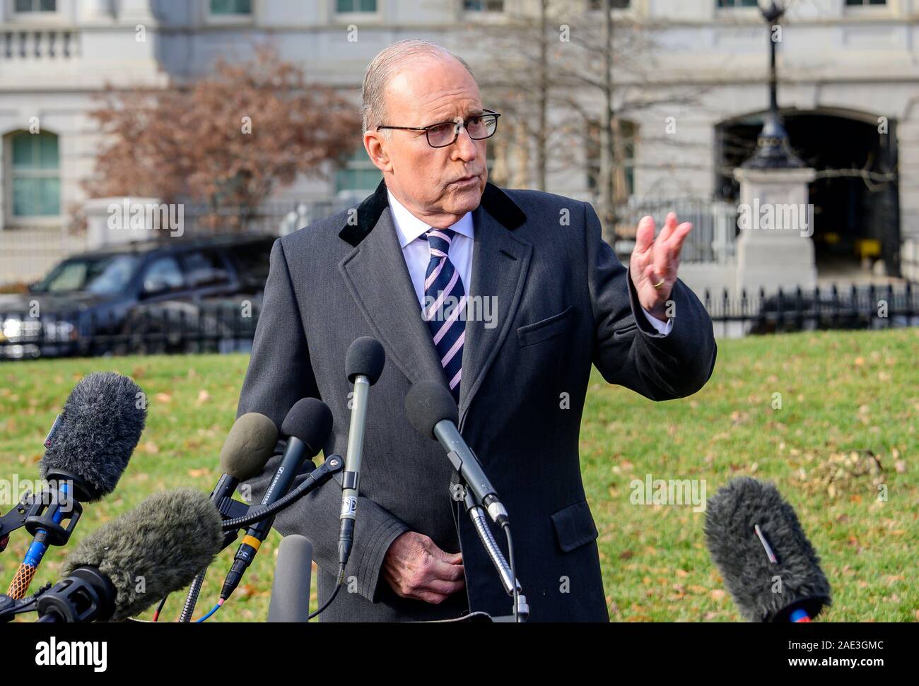 Washington DC, USA. 06 Dec, 2019. Directeur du Conseil économique national Larry Kudlow s'adresse aux journalistes sur le Nord de l'entrée de la Maison Blanche à Washington, DC le vendredi, Décembre 6, 2019. Kudlow a répondu aux questions sur le chiffres économiques publiés aujourd'hui et l'état des négociations commerciales avec la Chine. Credit : MediaPunch Inc/Alamy Live News Banque D'Images