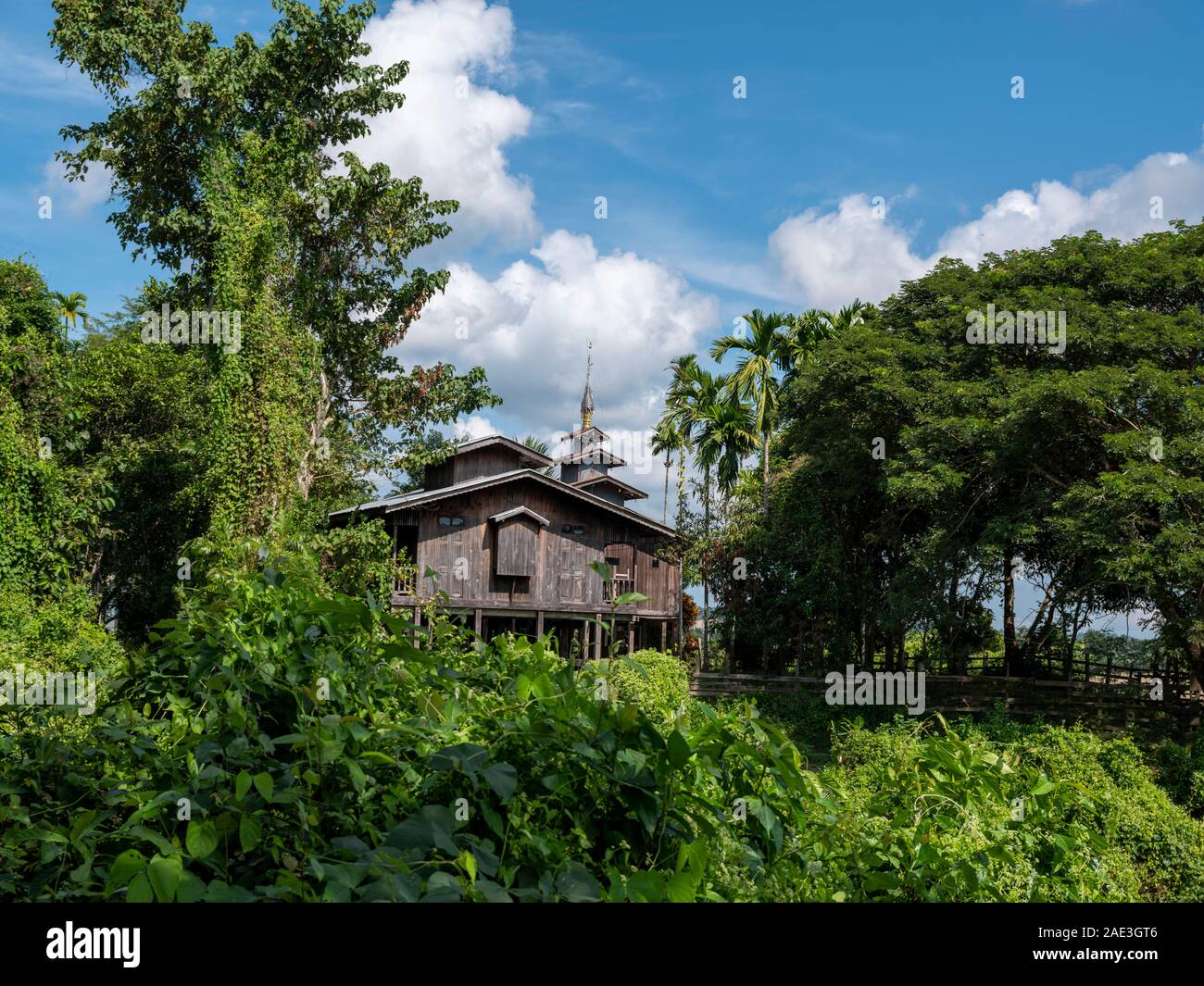 Monastère bouddhiste en bois avec un grand clocher le long de la rivière Chindwin, dans le nord-ouest de Myanmar (Birmanie) Banque D'Images