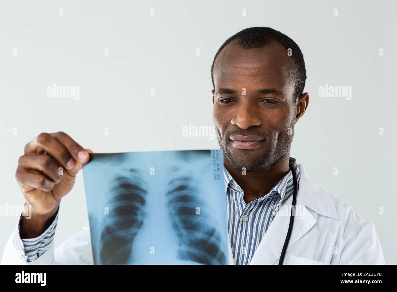 African American professionnel analyse doc x ray scanner Banque D'Images