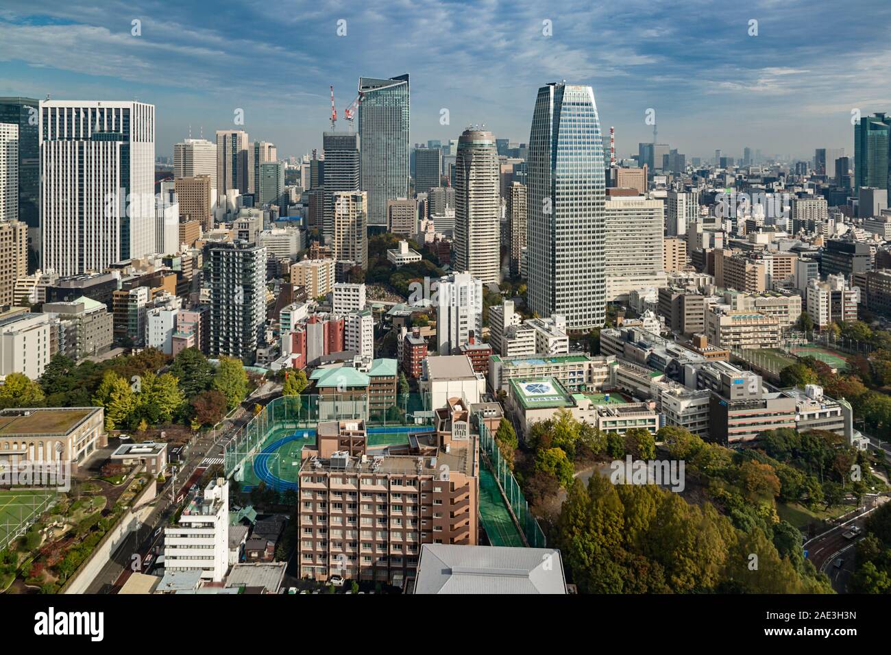 Vue depuis la Tour de Tokyo et tour d'observation de la radiodiffusion Banque D'Images