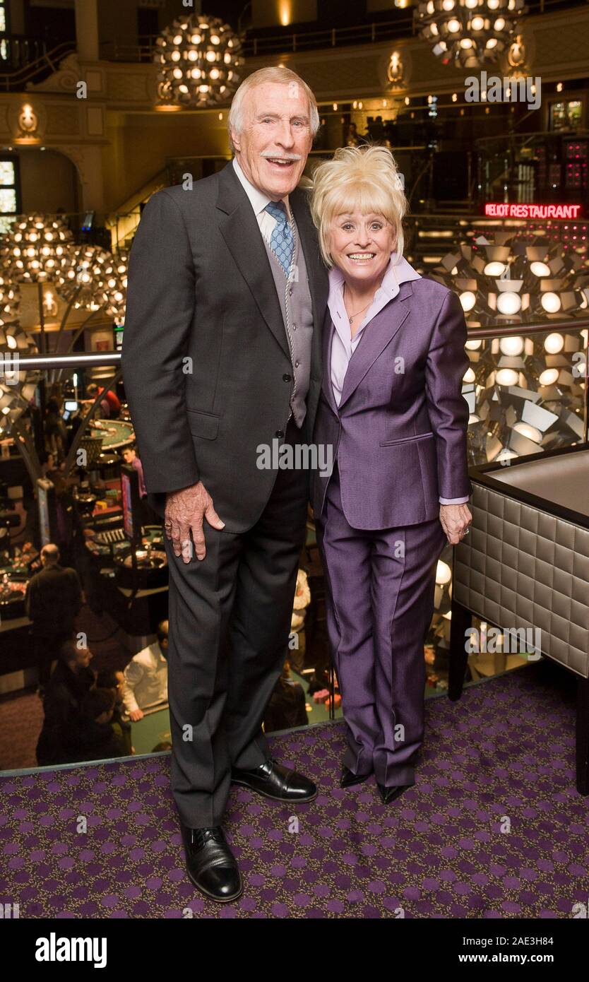 Sir Bruce Forsythe et Dame Barbara Windsor garder dancing le parler de la ville réunion sur le site d'origine maintenant l'Hippodrome casino de Londres. Banque D'Images