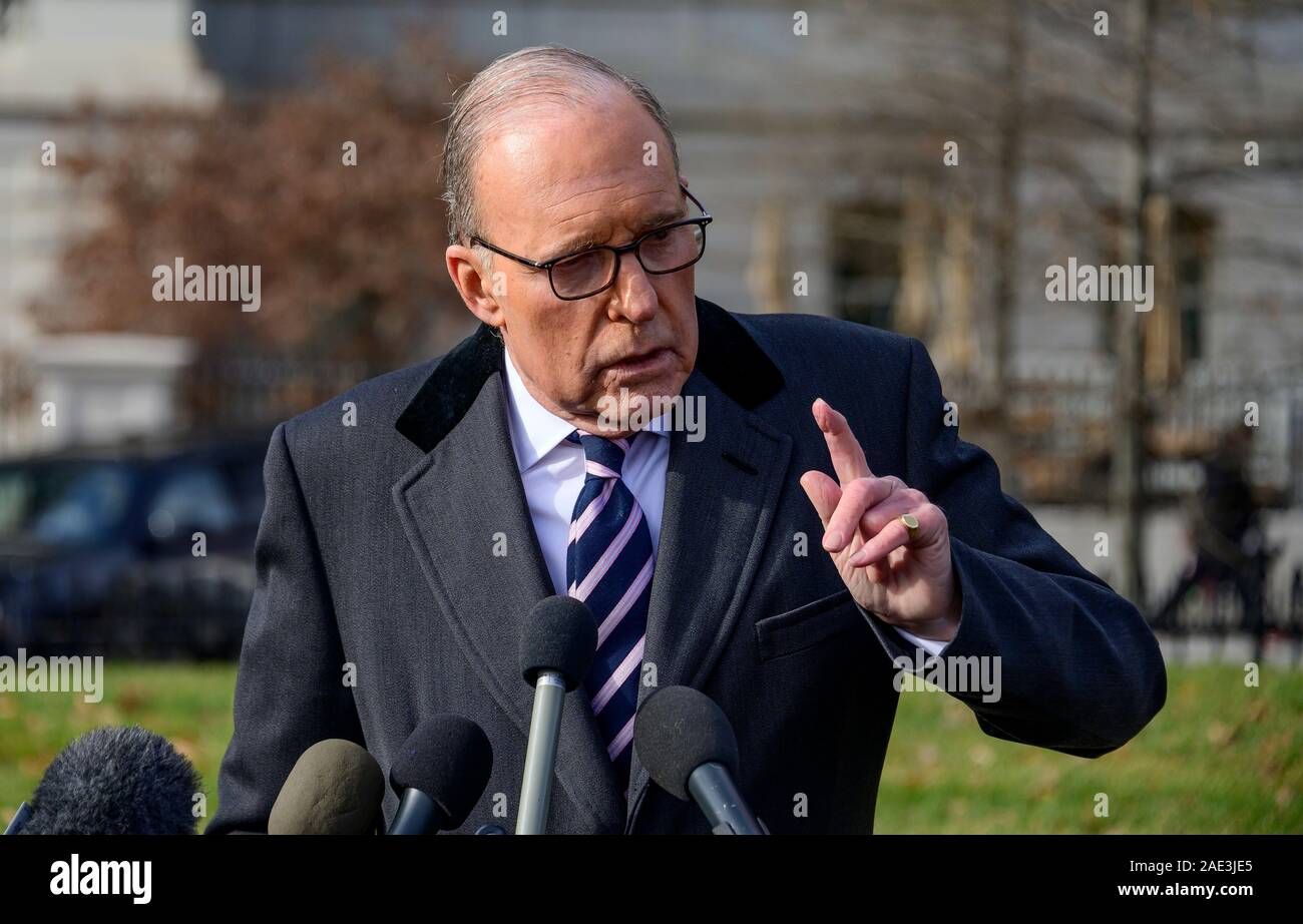 Directeur du Conseil économique national Larry Kudlow s'adresse aux journalistes sur le Nord de l'entrée de la Maison Blanche à Washington, DC le vendredi, Décembre 6, 2019. Kudlow a répondu aux questions sur le chiffres économiques publiés aujourd'hui et l'état des négociations commerciales avec la Chine.Credit : Ron Sachs/CNP | conditions dans le monde entier Banque D'Images