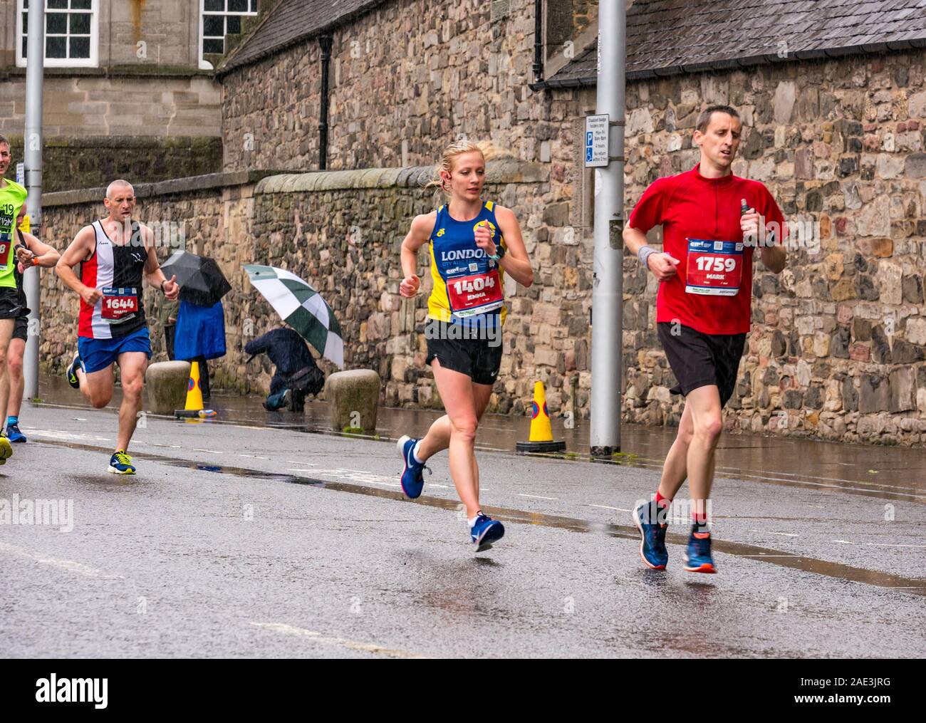 Festival Edinburgh Marathon 2019 coureurs sur un jour pluvieux, Édimbourg, Écosse, Royaume-Uni. Shaun Copland, Jemma Jour, Mark Drackford, les coureurs de marathon Banque D'Images