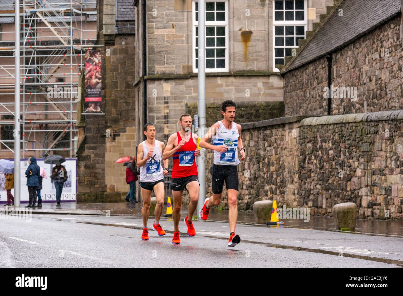 Festival Edinburgh Marathon 2019 coureurs sur un jour pluvieux, Édimbourg, Écosse, Royaume-Uni. James Lee, Chettle Fedden, Stephen Conroy, les coureurs de marathon Banque D'Images