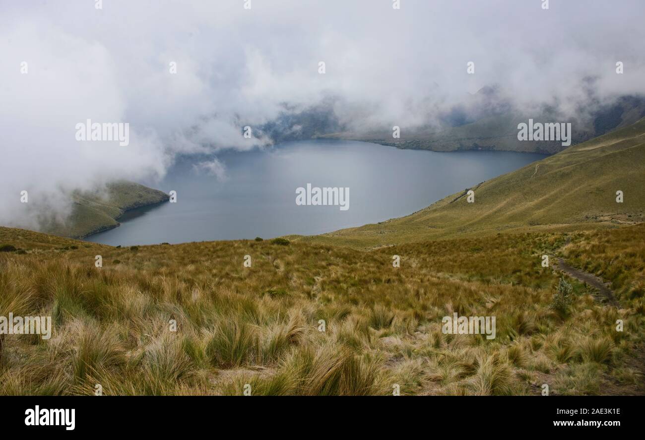 Vue sur la belle Lagunas de Mojanda Fuya Fuya à partir du sentier, Otavalo, Équateur Banque D'Images