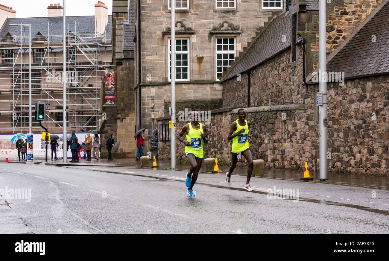 Festival Edinburgh Marathon 2019 à Holyrood Palace par temps humide avec des coureurs kenyans Tanui, Dan & Gedion Cheruiyot Kurgat, Édimbourg, Écosse Banque D'Images