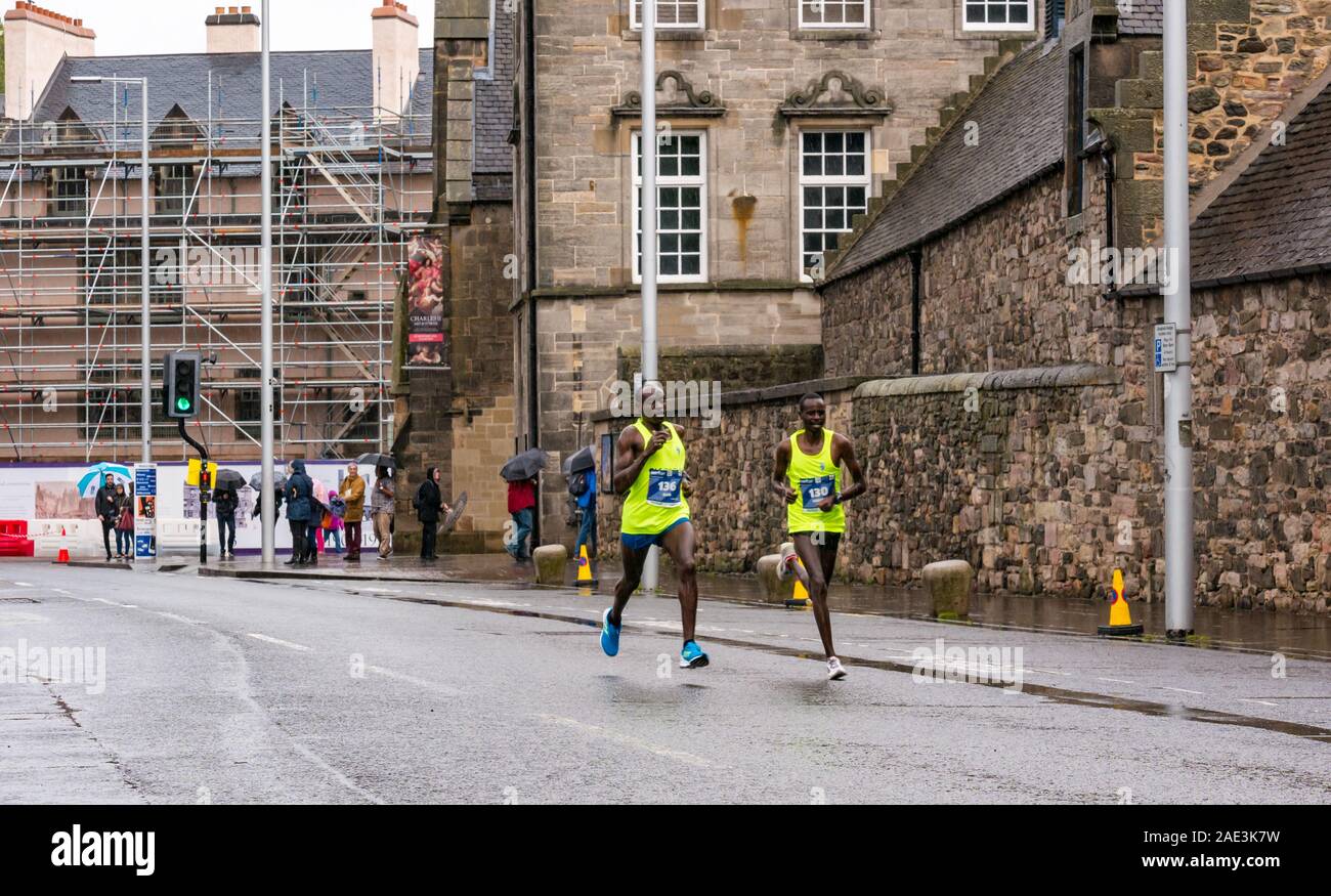 Festival Edinburgh Marathon 2019 à Holyrood Palace par temps humide avec des coureurs kenyans Tanui, Dan & Gedion Cheruiyot Kurgat, Édimbourg, Écosse Banque D'Images