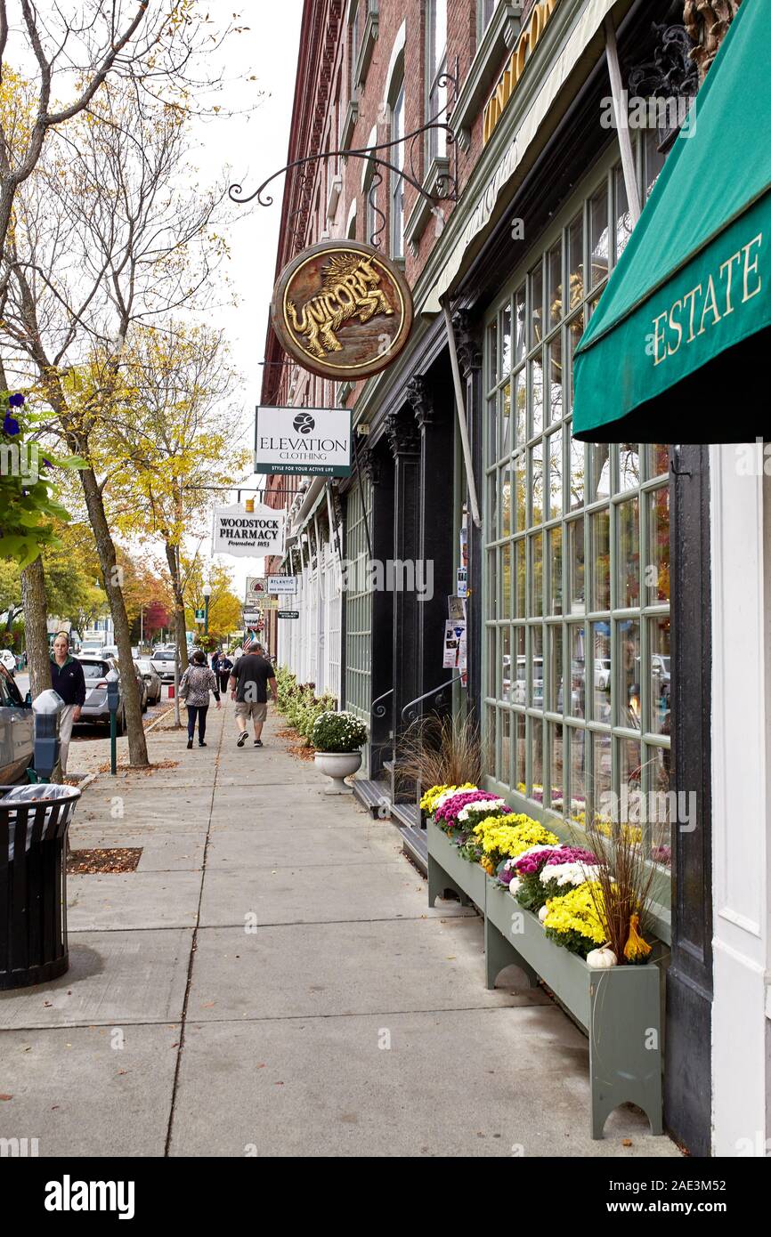 Woodstock, Vermont - Septembre 30th, 2019 : de petits magasins et restaurants sur une surface froide journée d'Automne dans le quartier historique de la Nouvelle Angleterre Ville de Woodstock. Banque D'Images