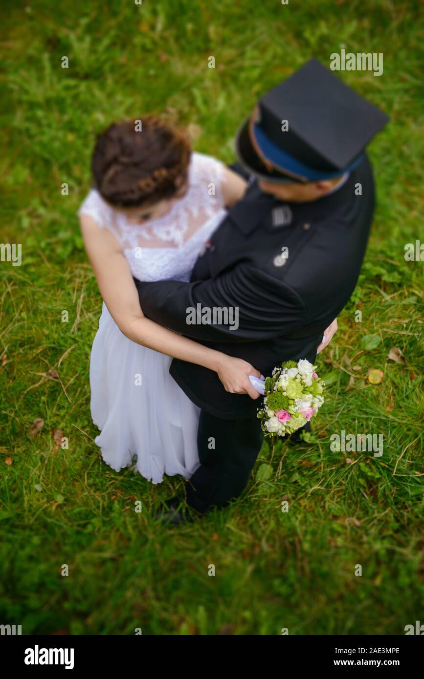 Mariés à une séance photo dans la nature. Banque D'Images