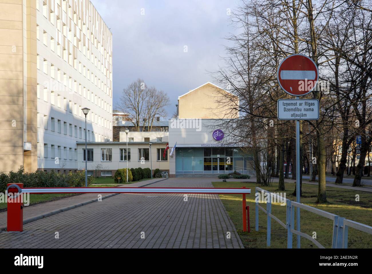 Riga, Lettonie - 30 novembre 2019 : Conseil d'inscription l'entrée de la maternité de l'hôpital de Riga, une institution fournissant des traitements médicaux et chirurgicaux Banque D'Images