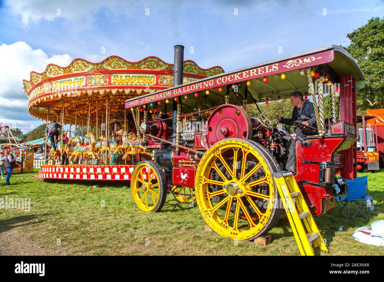 Vintage carousal à vapeur avec dadas étant entraînée par un moteur de traction à vapeur d'époque au Malpas Cheshire rallye d'antan Banque D'Images