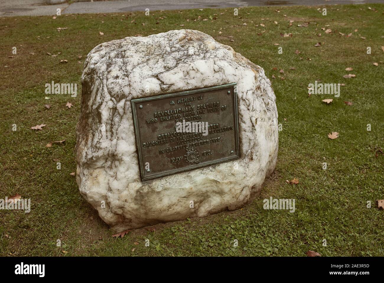 Woodstock, Vermont - Septembre 30th, 2019 : monument de la guerre d'Indépendance américaine à Windsor County Courthouse sur une froide journée d'automne Banque D'Images