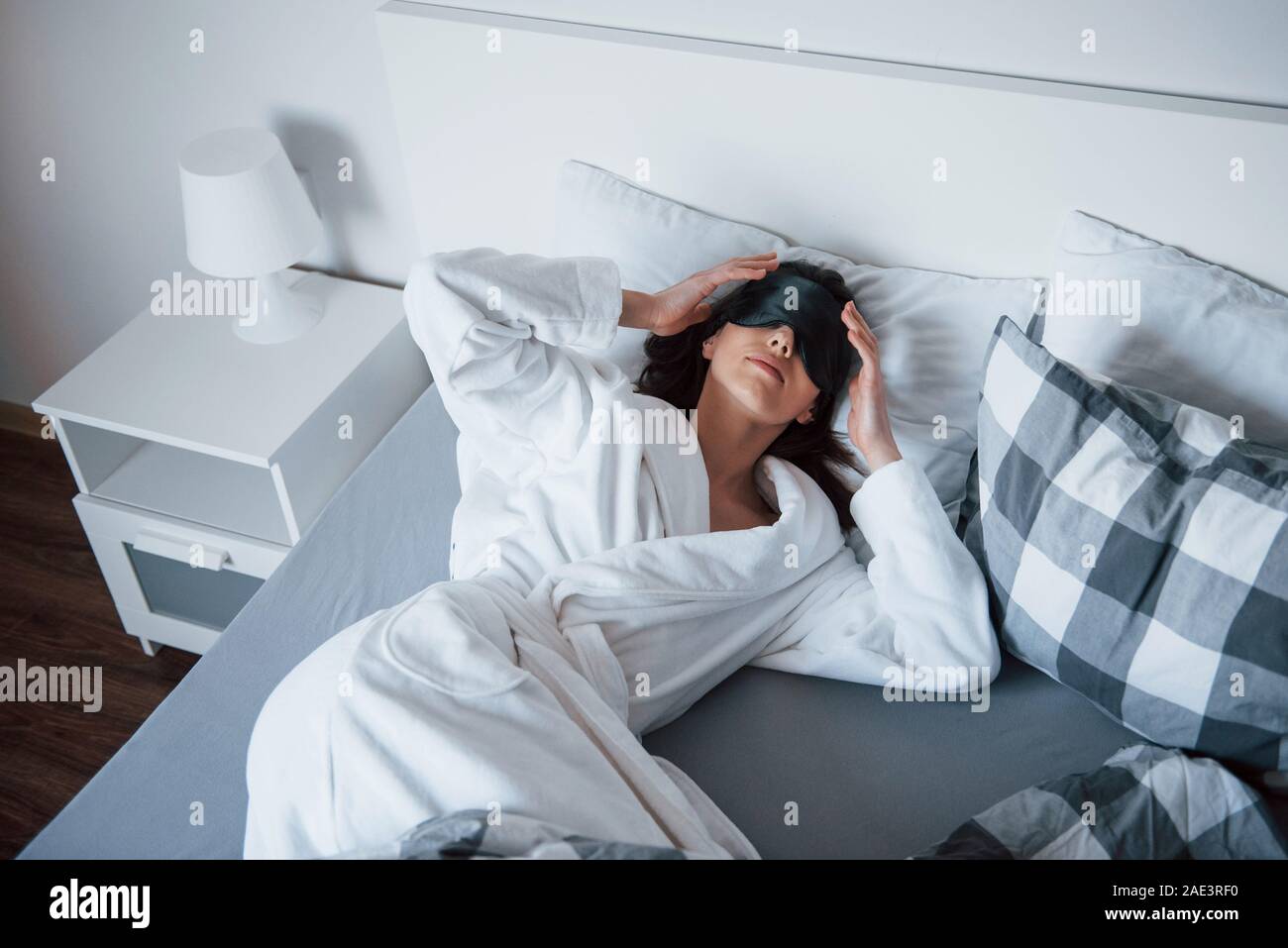 Plus facile de dormir avec cette chose. Femme avec bandeau masque pour un  sommeil est allongé sur le lit à l'heure du matin Photo Stock - Alamy