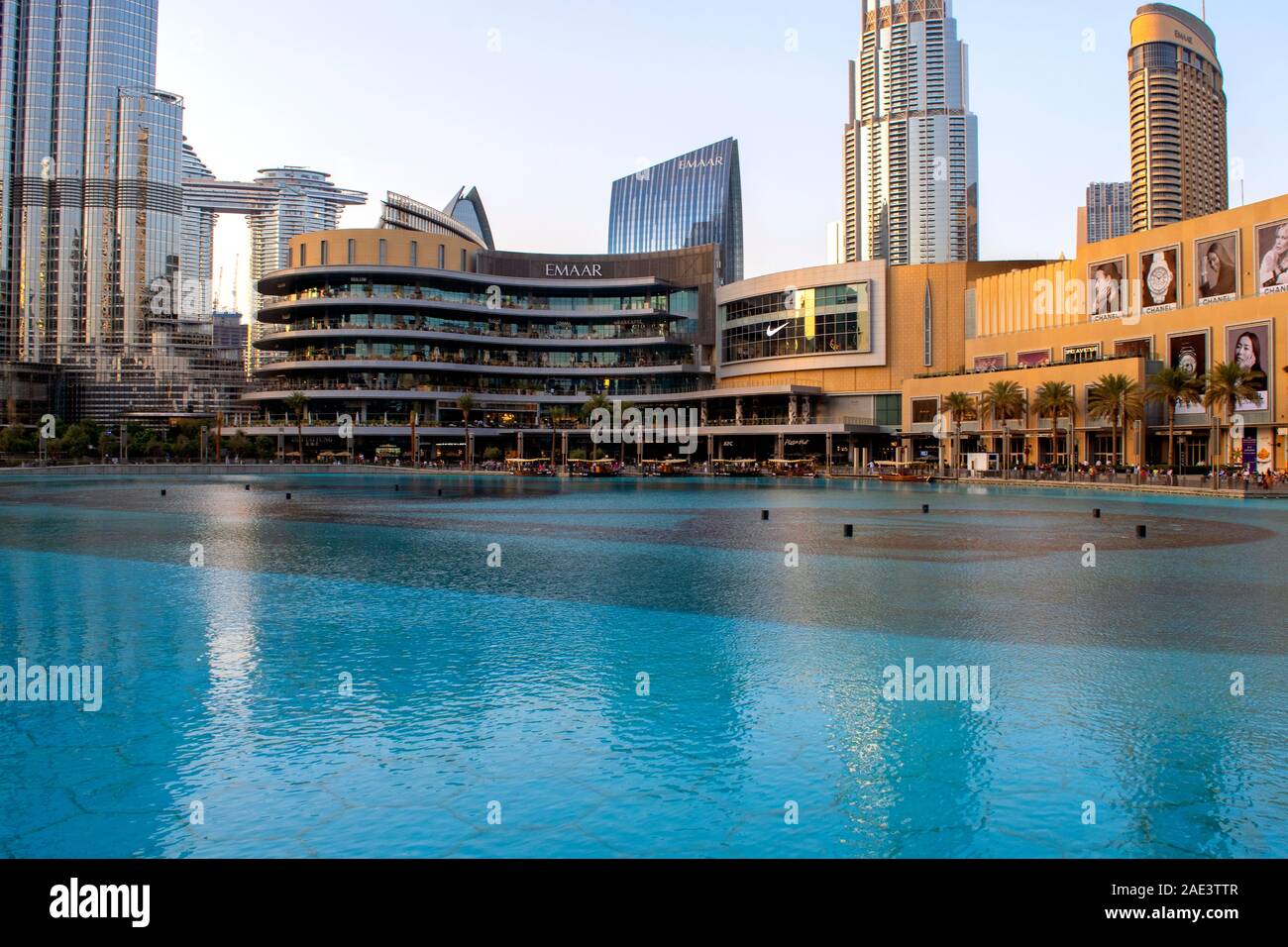 Dubaï / Emirats Arabes Unis - 5 novembre, 2019 : le plus grand centre commercial du monde. Centre commercial de Dubaï avec des fontaines d'extérieur piscine. Banque D'Images