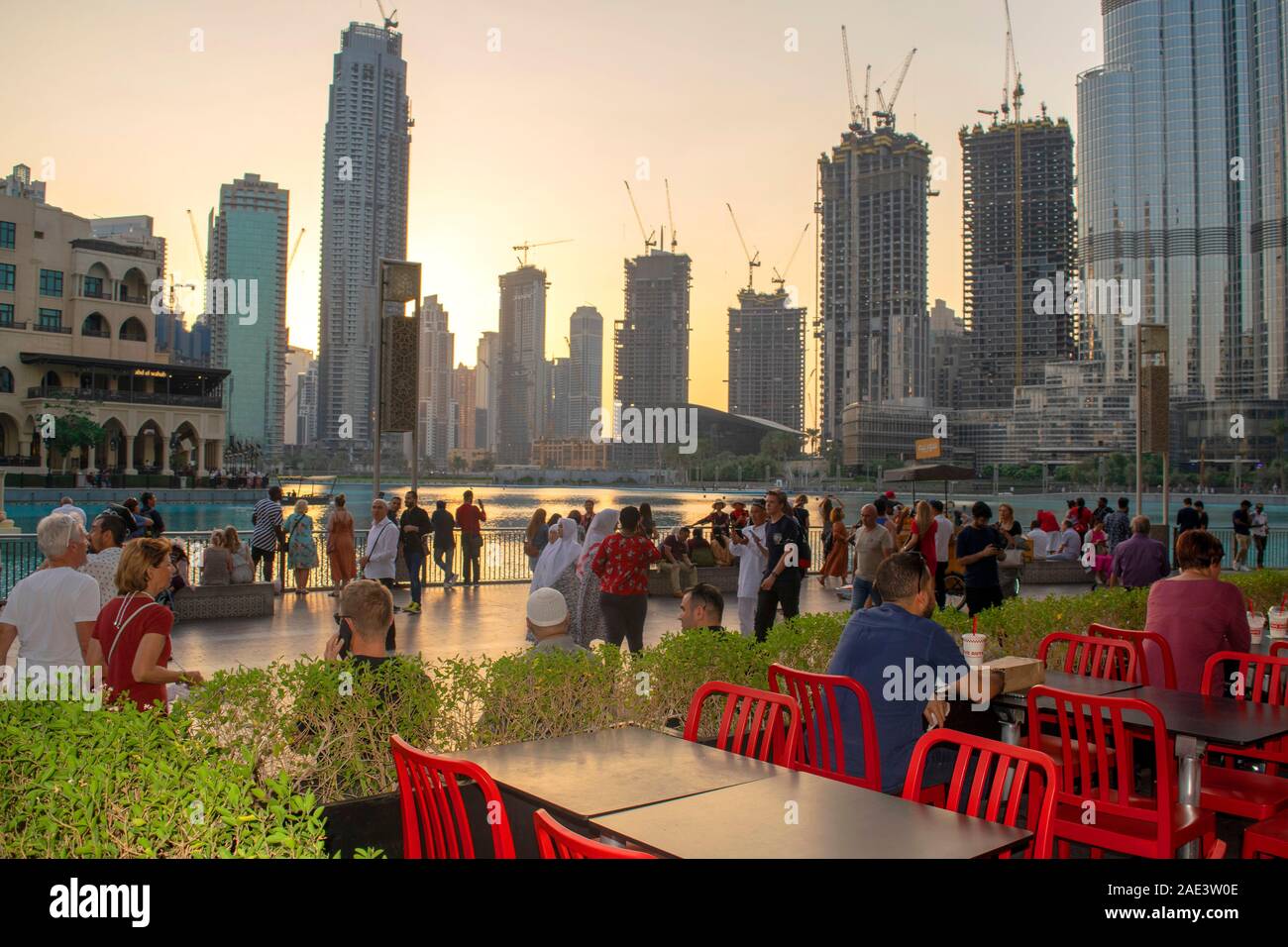 Dubaï / Emirats Arabes Unis - 5 novembre 2019 : Avis de Souk Al Bahar avec fontaines lac et les grues de construction sur l'arrière-plan . Belle Dubai downtown district wi Banque D'Images