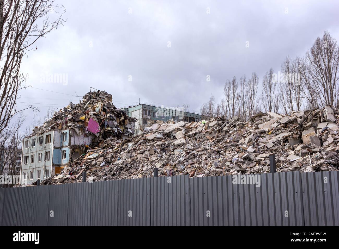 Démolition de bâtiments en milieu urbain. Maison en ruines. Banque D'Images