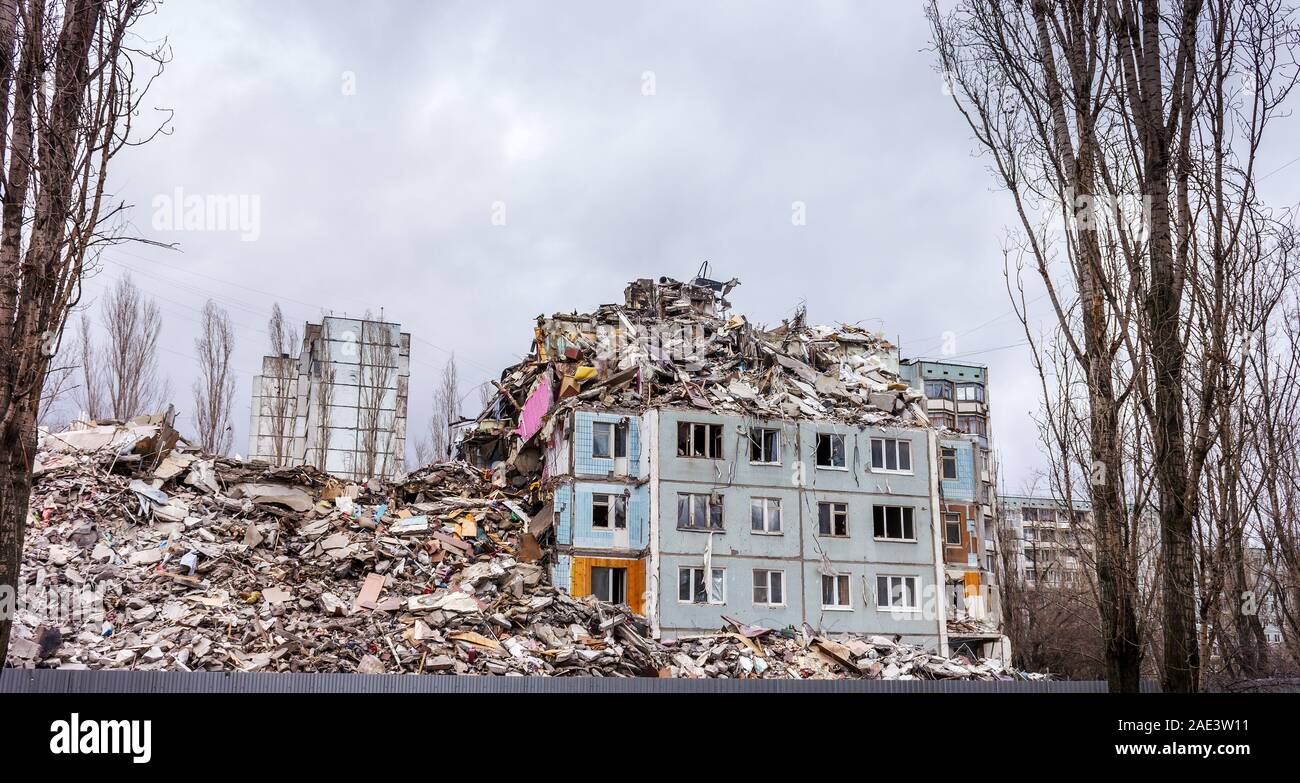 Démolition de bâtiments en milieu urbain. Maison en ruines. Banque D'Images