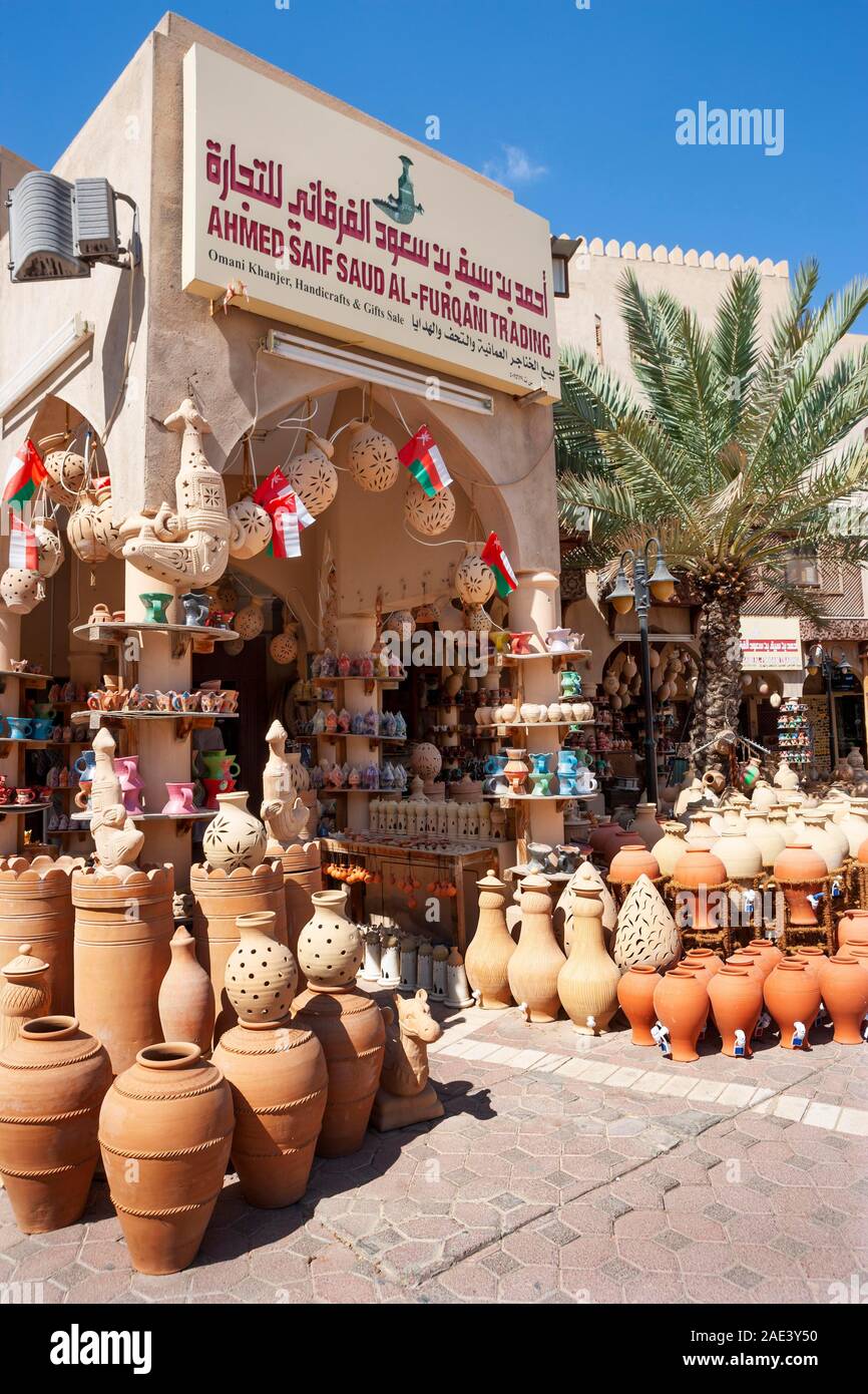 Les cruches d'argile en face d'une boutique de souvenirs, bazar, le Souk de Nizwa Nizwa, Oman, Ad Dakhiliyah, Banque D'Images