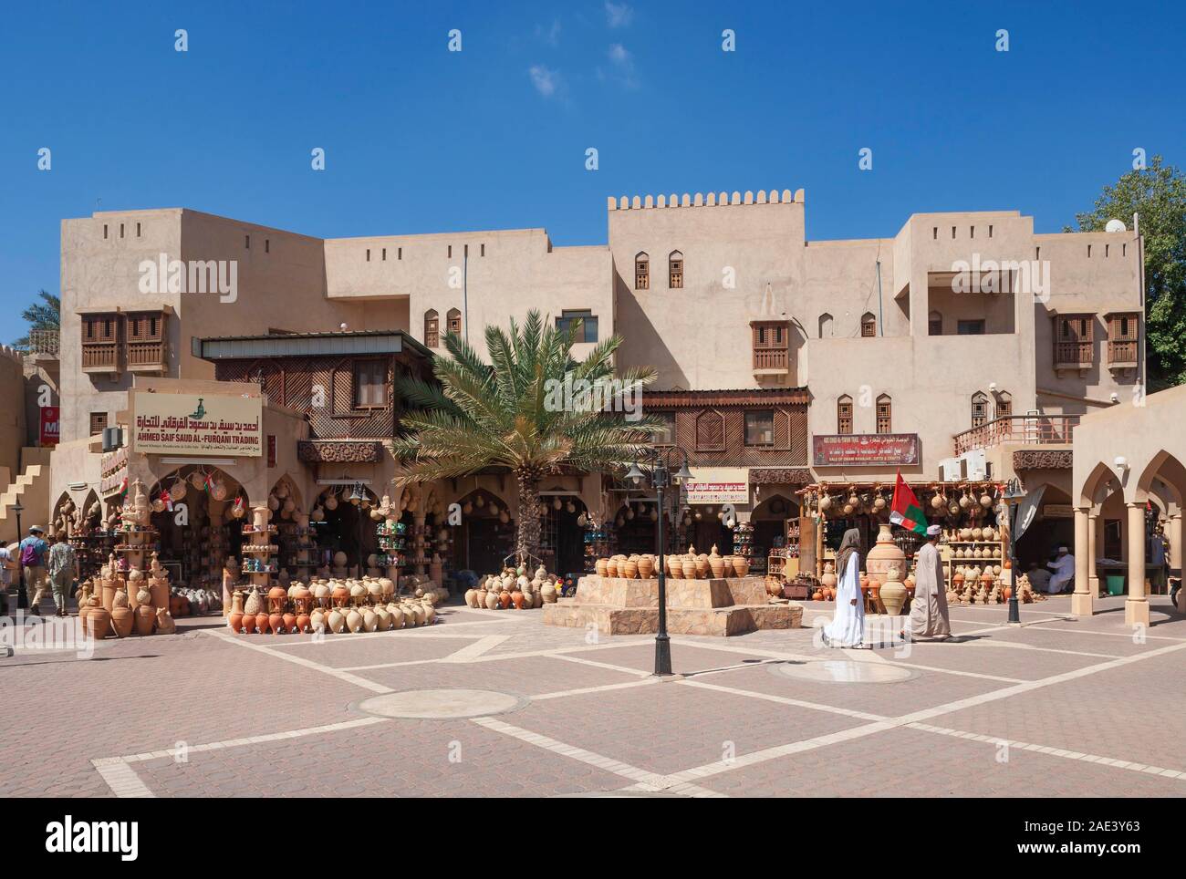 Les cruches d'argile en face de magasins de souvenirs, bazar, le Souk de Nizwa Nizwa, Oman, Ad Dakhiliyah, Banque D'Images