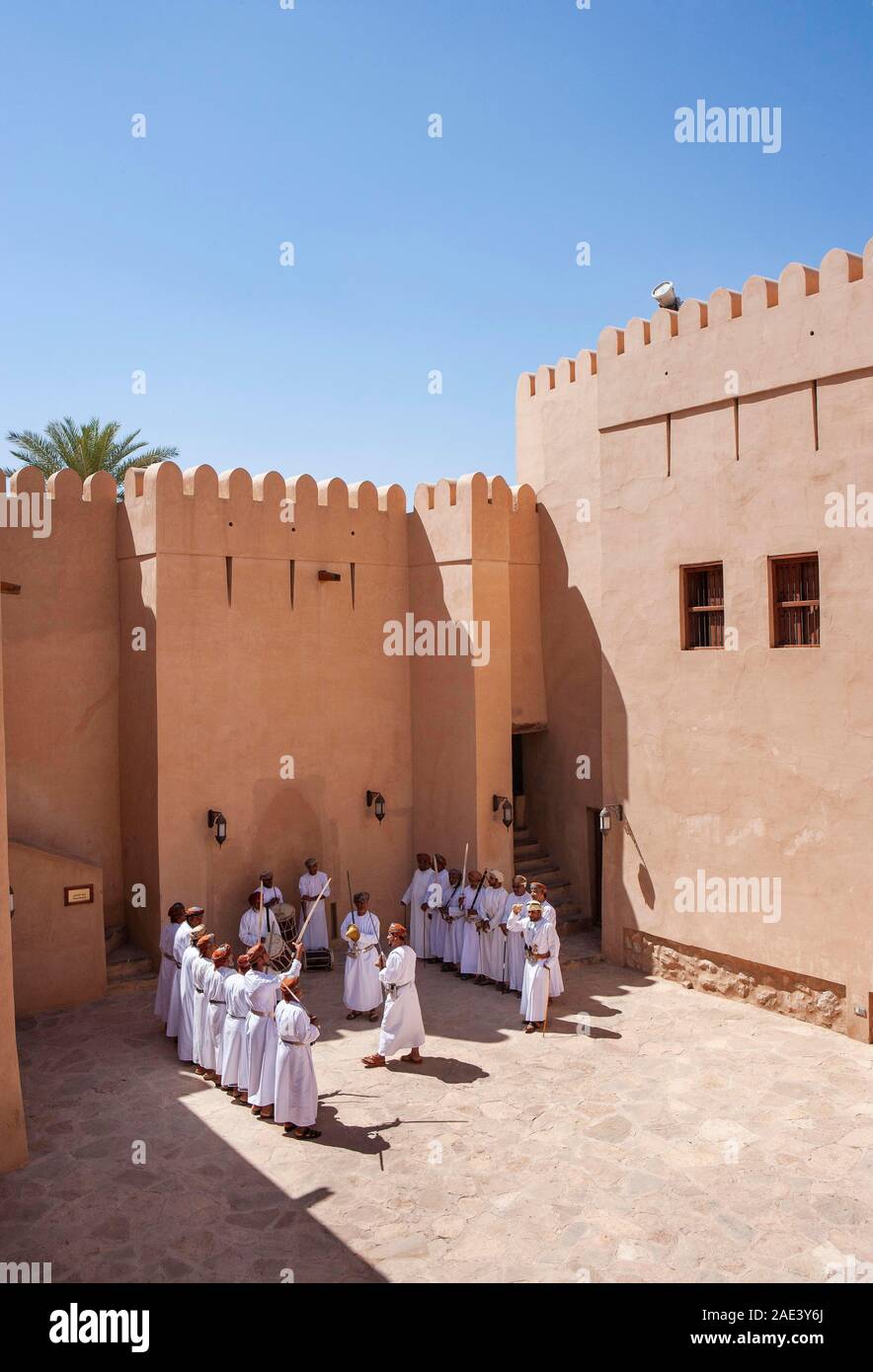 Performance, danse de l'épée traditionnelle, Fort Nizwa Nizwa, Oman, Ad Dakhiliyah, Banque D'Images