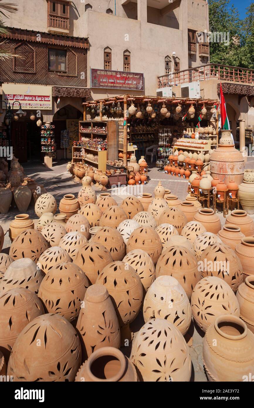 Les cruches d'argile en face de magasins de souvenirs, bazar, le Souk de Nizwa Nizwa, Oman, Ad Dakhiliyah, Banque D'Images
