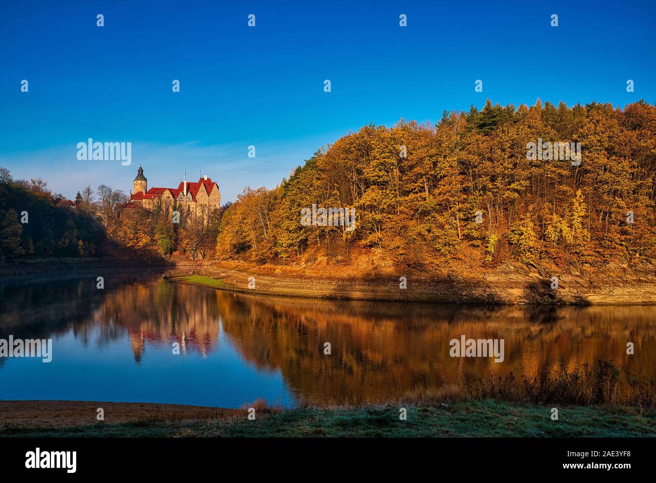 Vue panoramique sur château Czocha en automne, Pologne Banque D'Images