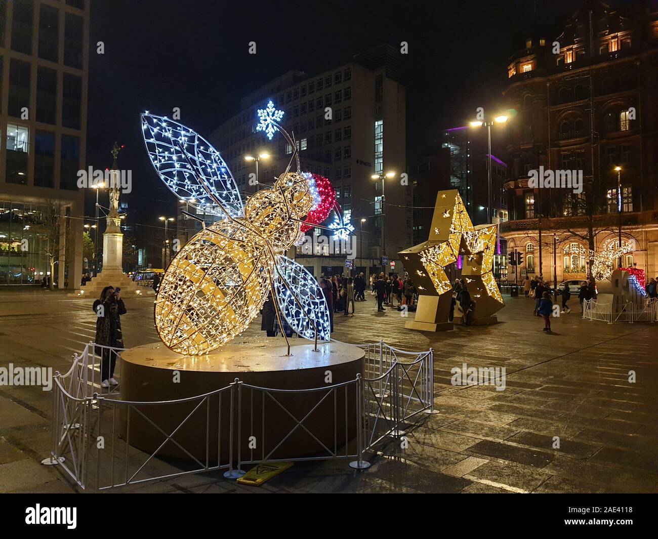 Manchester, Royaume-Uni - 23 novembre 2019 : les lumières de Noël de Manchester le illuninating bee St Peters Square dans le centre-ville de Manchester. Banque D'Images