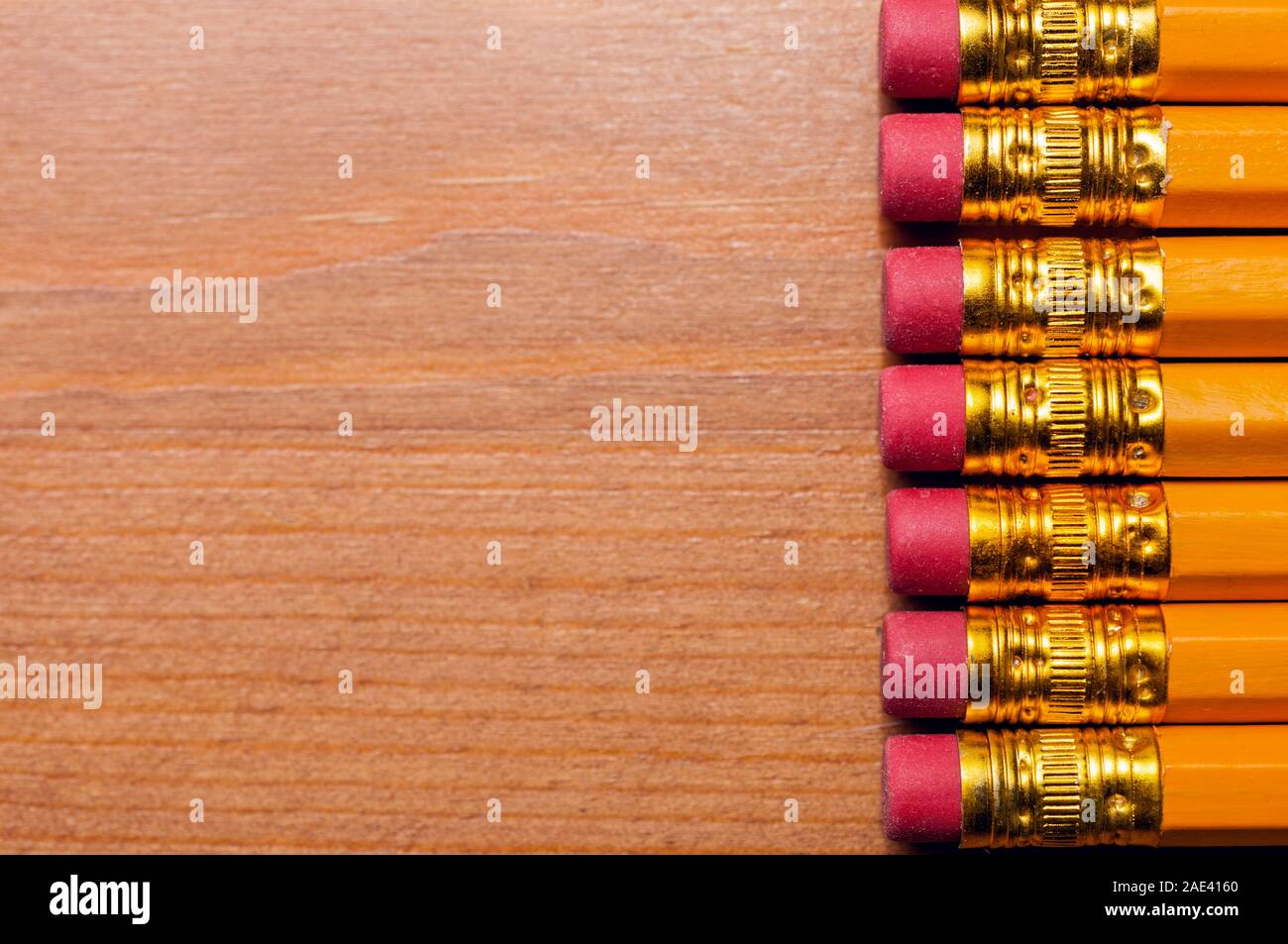 Tête de gomme crayons sur une table en bois Banque D'Images