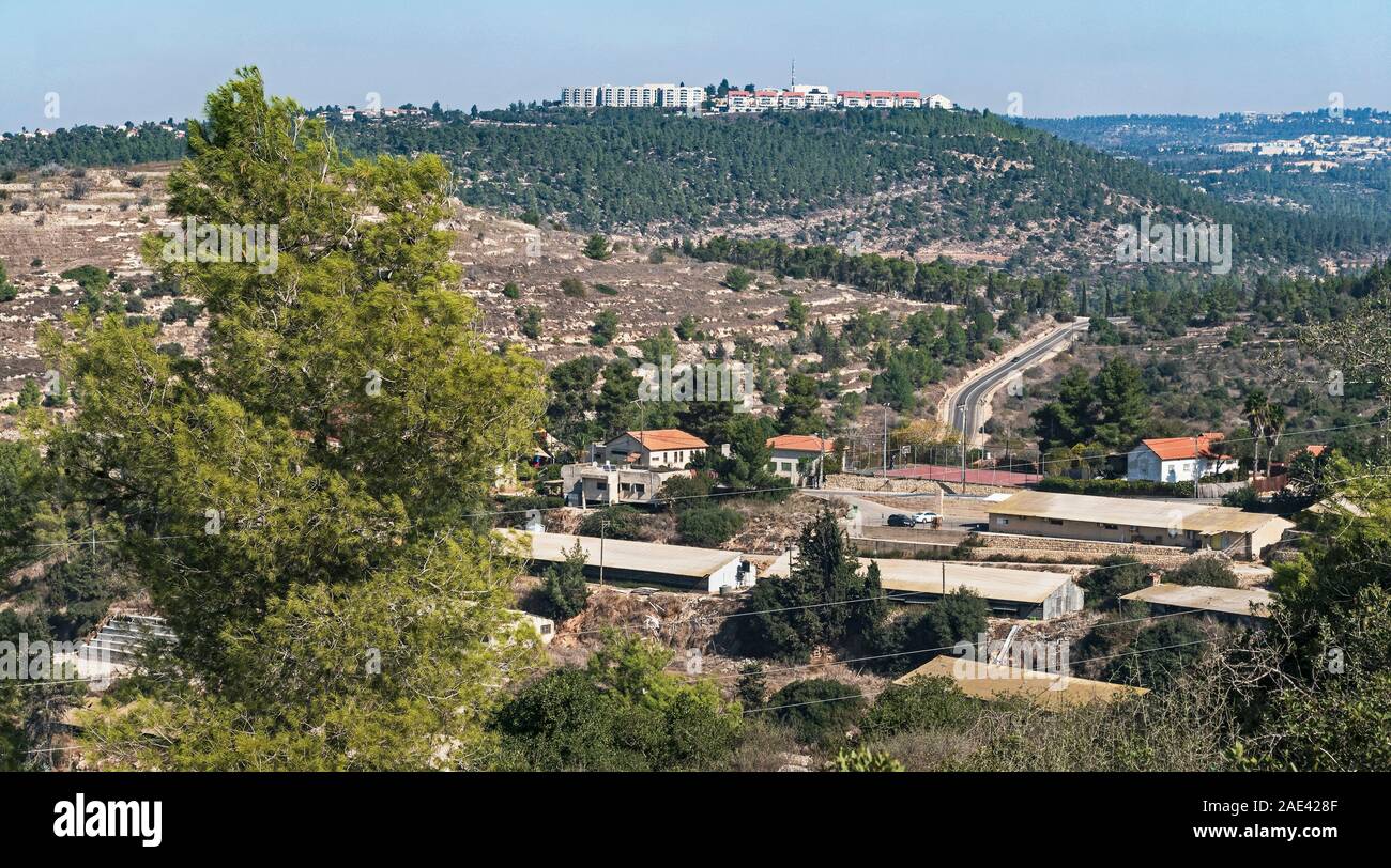 Avis de moshav shoresh dans les montagnes de Judée à partir de la forêt des martyrs Ya'ar kedoshim dans le centre d'Israël près de Jérusalem sur une journée ensoleillée Banque D'Images