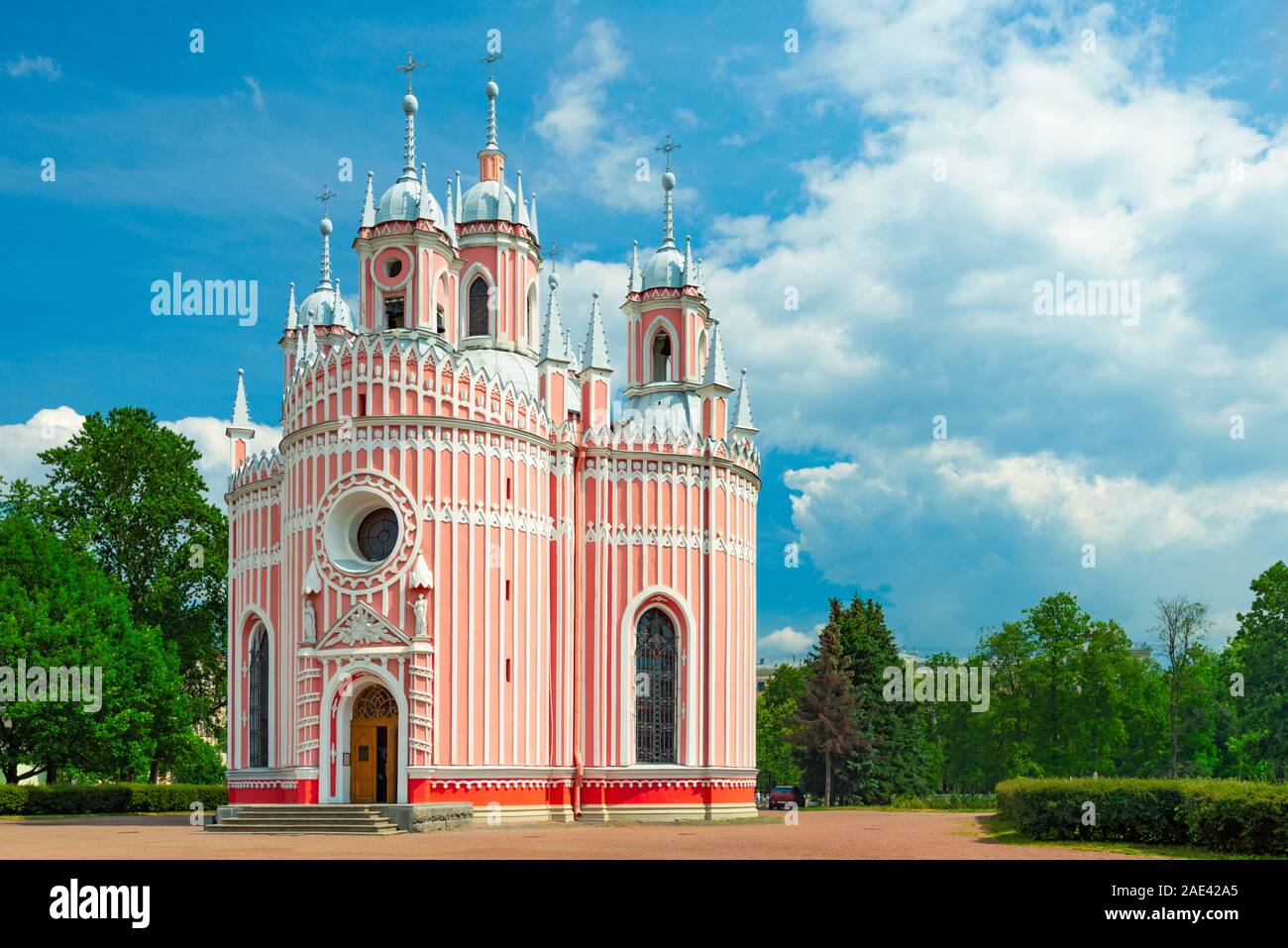 Belle église ancienne à Saint Petersbourg avec blue cloudy sky en arrière-plan Banque D'Images