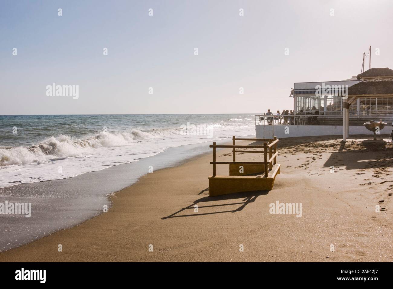 Paseo Maritimo, Frontline Fuengirola Beach bar et restaurant, le Chiringuito, Fuengirola, Andalousie, Sud de l'Espagne. Banque D'Images
