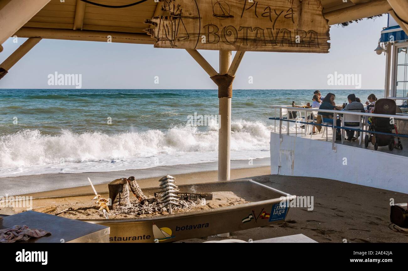 Les sardines grillées, Fuengirola en première ligne de plage, bars et restaurants, le Chiringuito, Fuengirola, Andalousie, Sud de l'Espagne. Banque D'Images
