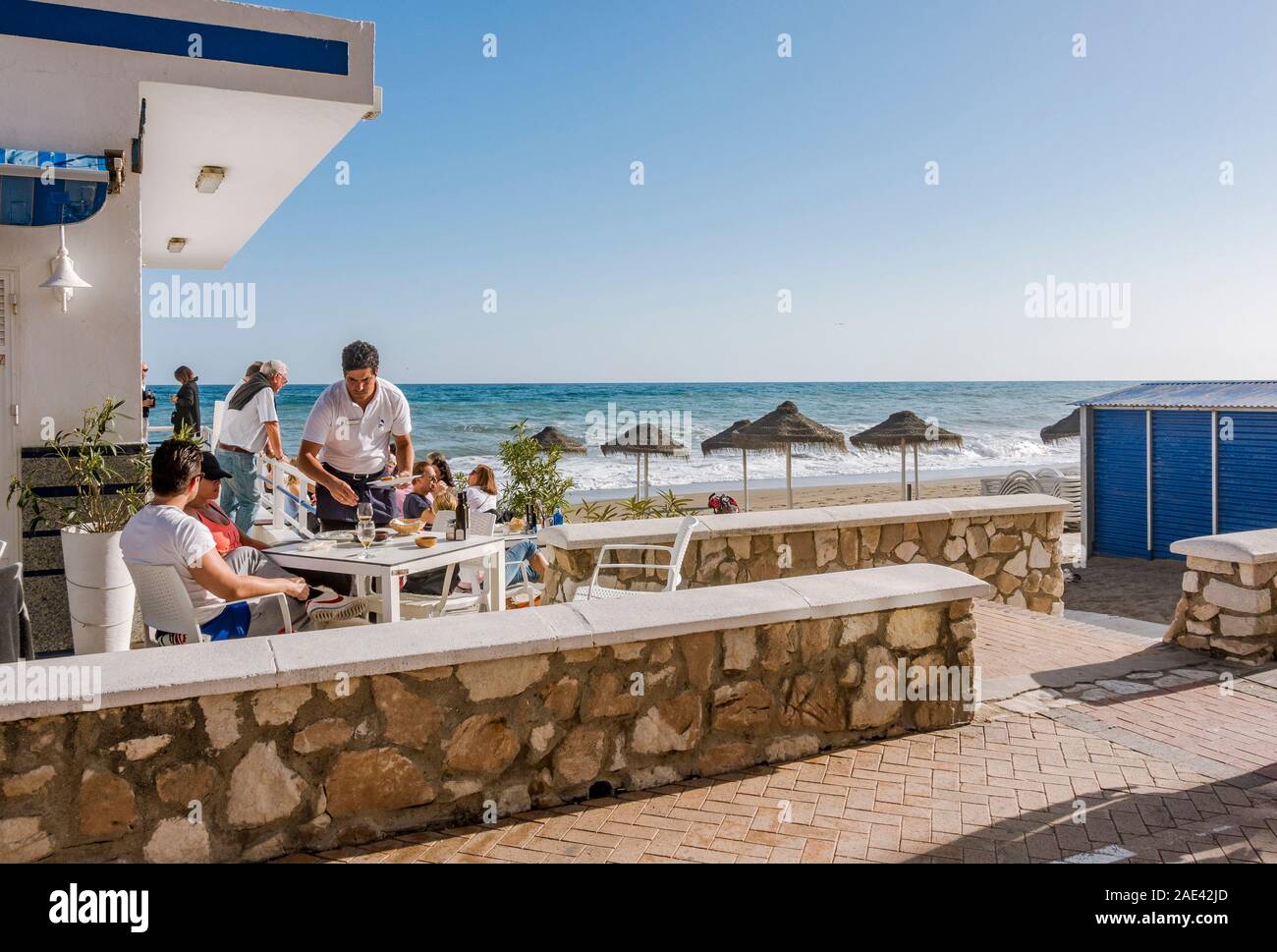 Personnes sur terrasse, Fuengirola en première ligne de plage, bars et restaurants, le Chiringuito, Fuengirola, Andalousie, Sud de l'Espagne. Banque D'Images