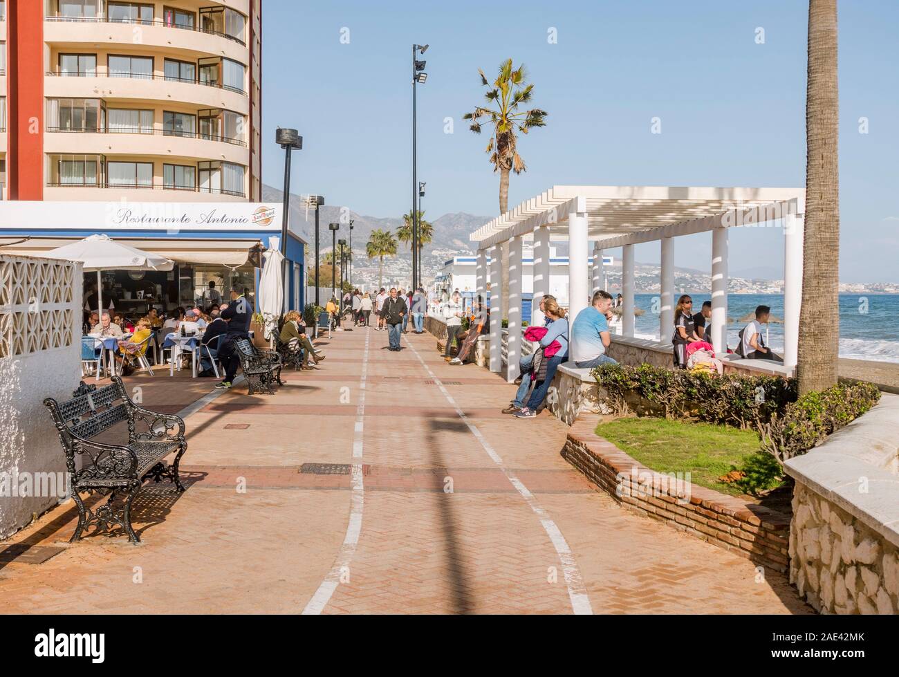 Paseo Maritimo Fuengirola en première ligne de plage, bars et restaurants, le Chiringuito, Fuengirola, Andalousie, Sud de l'Espagne. Banque D'Images