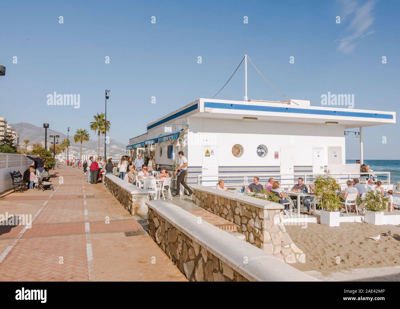 Paseo Maritimo Fuengirola en première ligne de plage, bars et restaurants, le Chiringuito, Fuengirola, Andalousie, Sud de l'Espagne. Banque D'Images