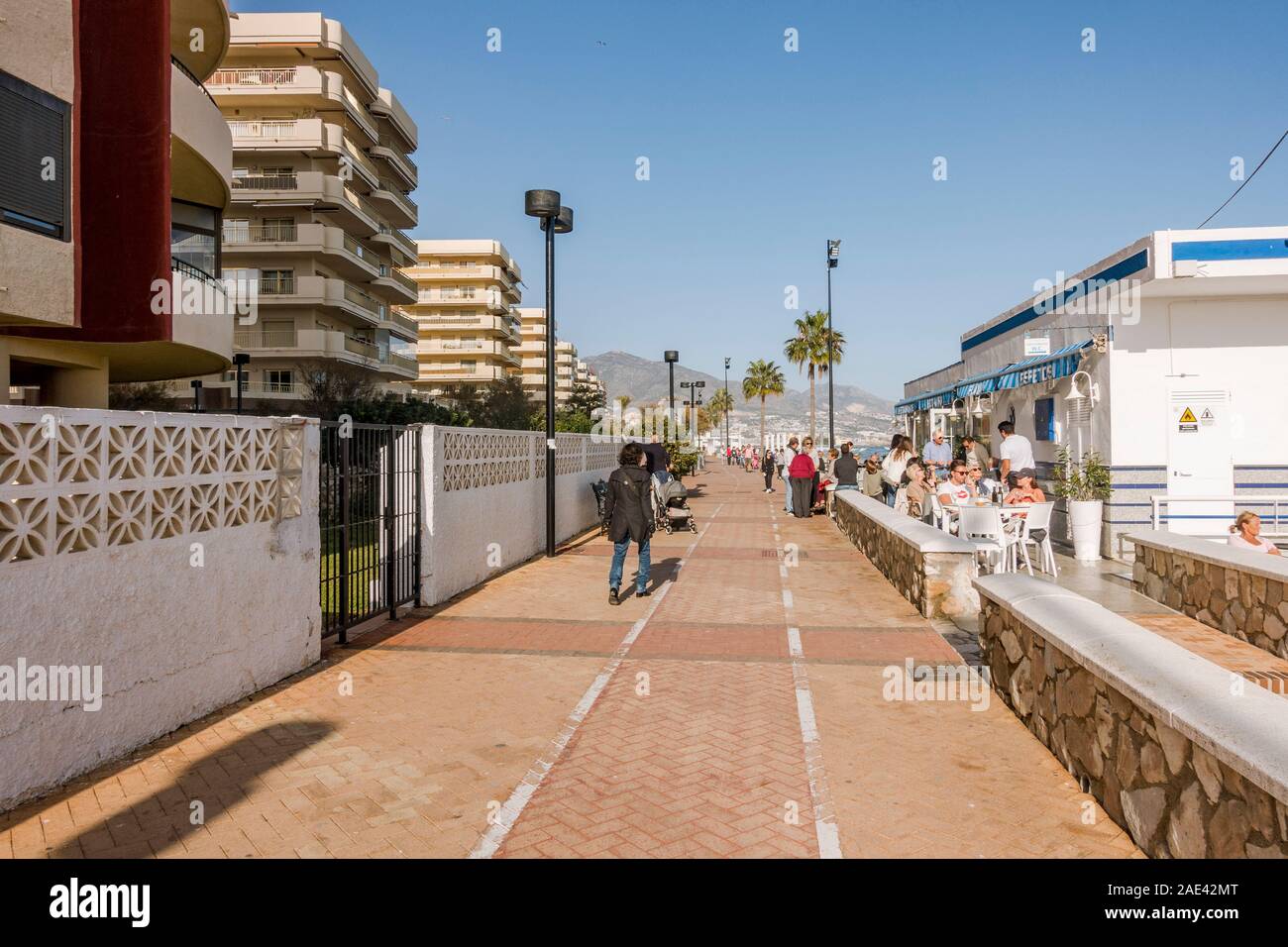 Paseo Maritimo Fuengirola en première ligne de plage, bars et restaurants, le Chiringuito, Fuengirola, Andalousie, Sud de l'Espagne. Banque D'Images