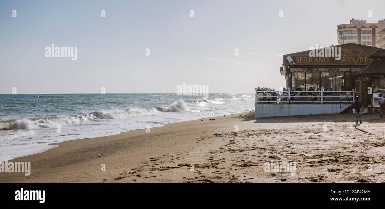 Paseo Maritimo Fuengirola en première ligne de plage, bars et restaurants, le Chiringuito, Fuengirola, Andalousie, Sud de l'Espagne. Banque D'Images
