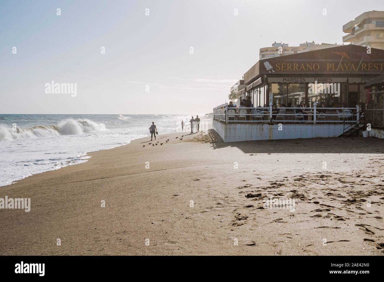 Paseo Maritimo Fuengirola en première ligne de plage, bars et restaurants, le Chiringuito, Fuengirola, Andalousie, Sud de l'Espagne. Banque D'Images