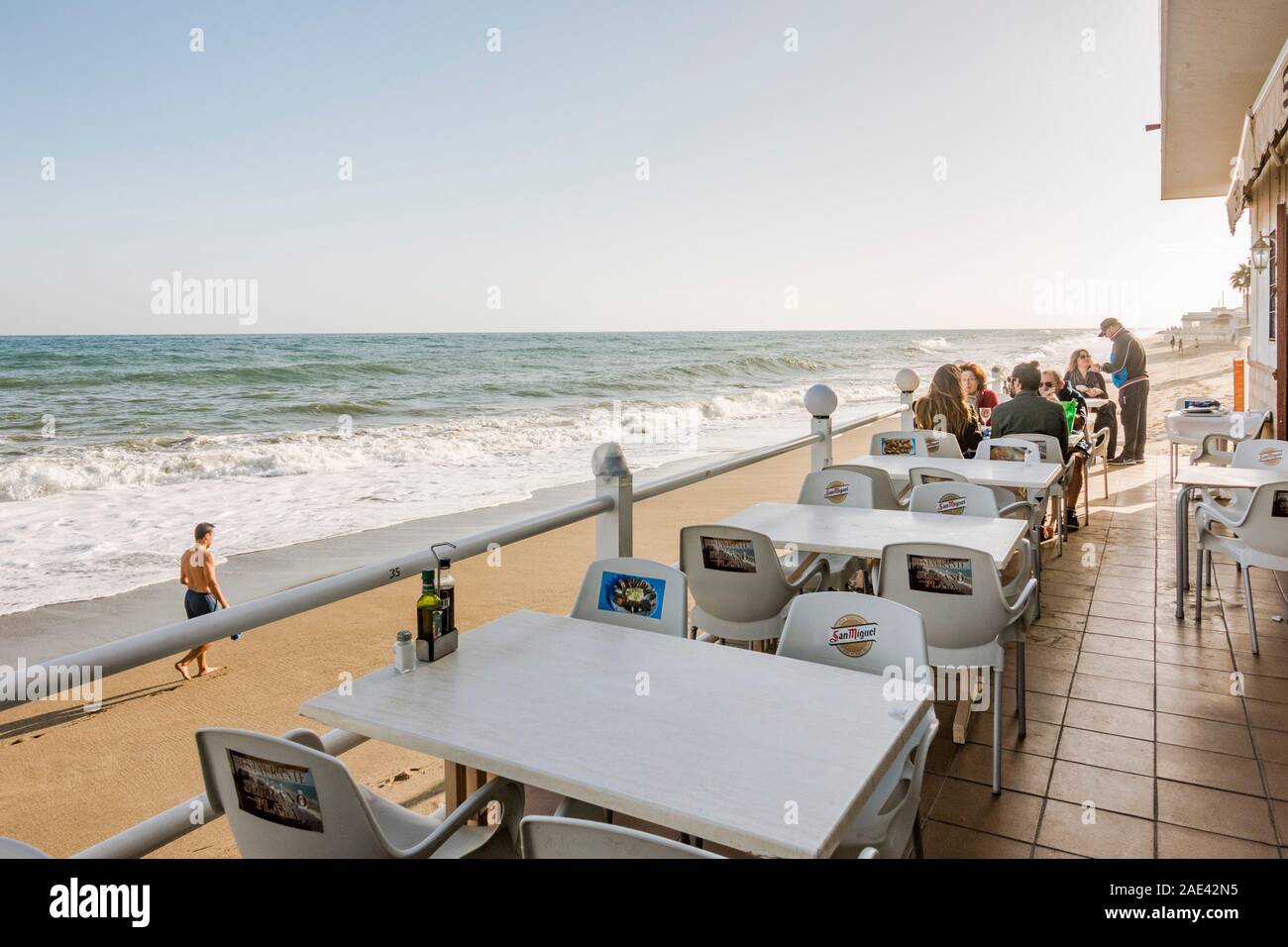 Paseo Maritimo Fuengirola en première ligne de plage, bars et restaurants, le Chiringuito, Fuengirola, Andalousie, Sud de l'Espagne. Banque D'Images