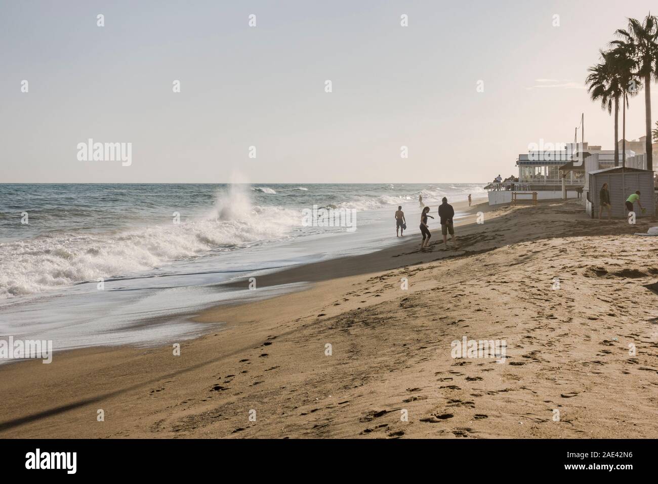 Fuengirola Beach, en première ligne de plage avec bar, le Chiringuito, Fuengirola, Andalousie, Sud de l'Espagne. Banque D'Images