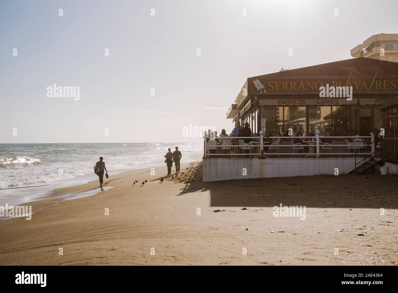 Paseo Maritimo Fuengirola en première ligne de plage, bars et restaurants, le Chiringuito, Fuengirola, Andalousie, Sud de l'Espagne. Banque D'Images