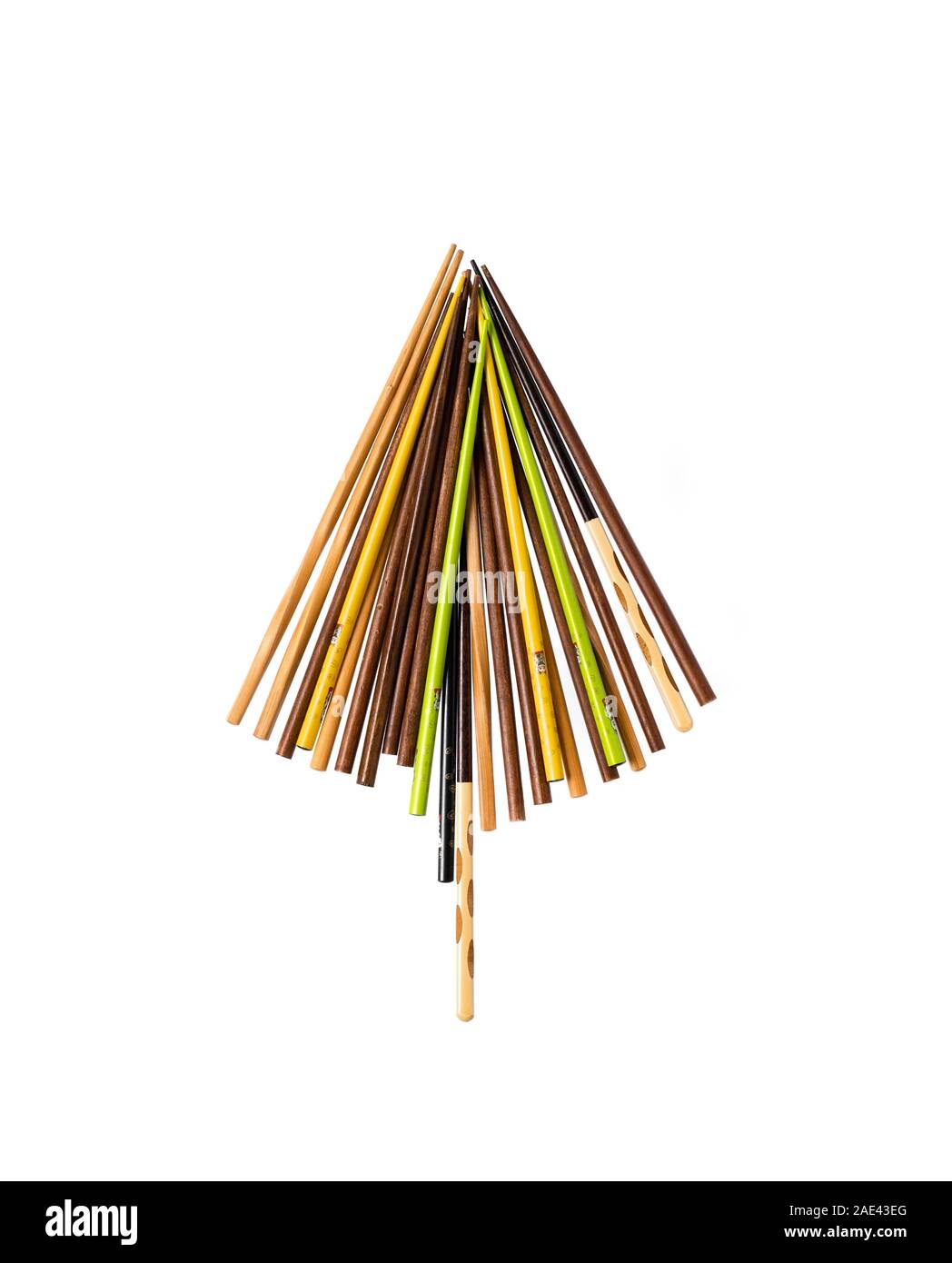 Arbre de Noël des baguettes Sushi isolé sur un fond blanc. Mise à plat, créatif et nouvel an noël concept pour restaurant japonais. Banque D'Images