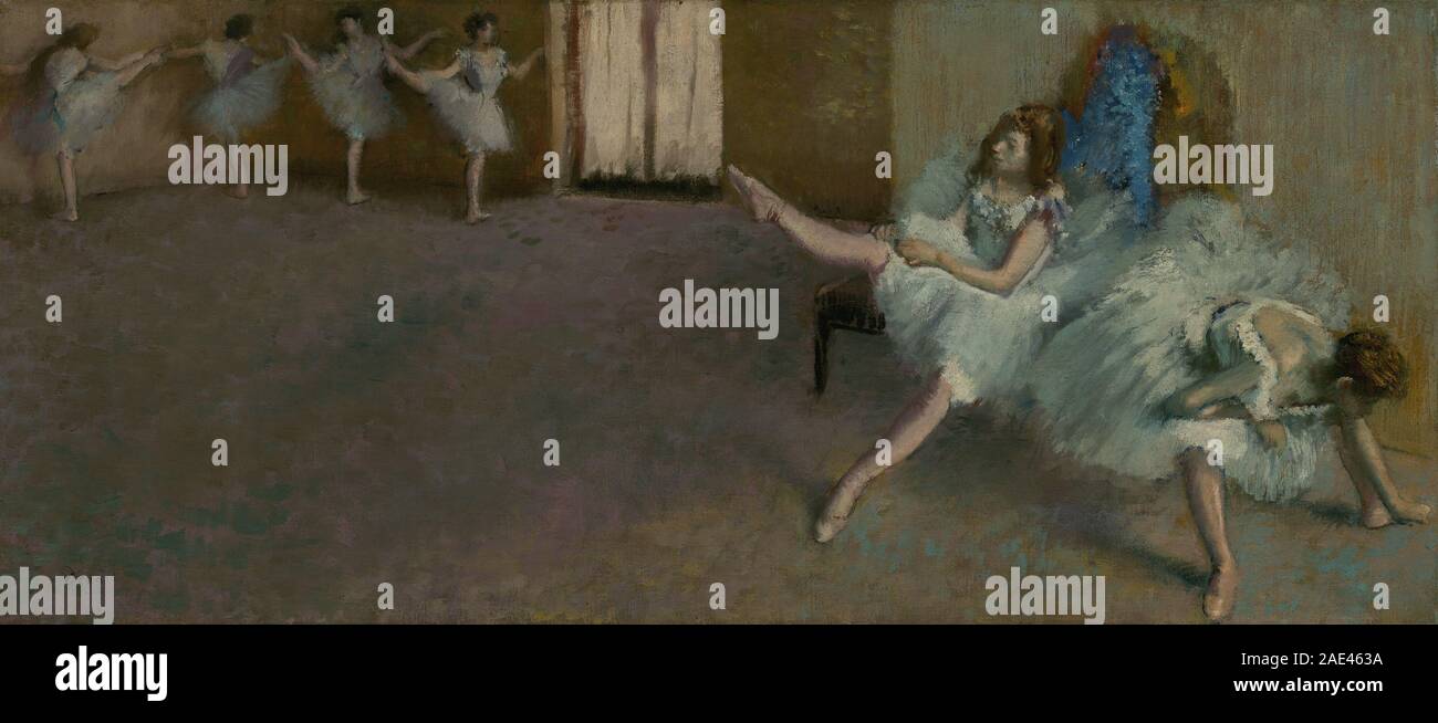 Une peinture d'Edgar Degas, 1890–1892, représentant des danseurs de ballet se préparant avant une représentation, mettant l'accent sur la posture, les costumes et les détails intérieurs de la scène à l'huile sur toile. Banque D'Images