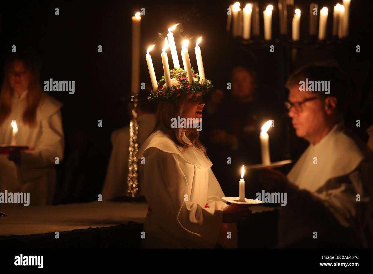 Matilda Bergstrom portant une couronne de bougies symbolisant St Lucy, conduit une procession aux chandelles du choeur nordique au cours de la London Sankta Lucia service à York Minster. Photo date : vendredi 6 décembre 2019. Le service suédois de l'atmosphère est une célébration de Sainte Lucie, une fille sicilien martyrisé pour sa foi chrétienne au quatrième siècle. La couronne symbolise un halo, une écharpe rouge son martyre, et le service célèbre l'occasion de l'entrée de la lumière au cours de l'obscurité de l'hiver. Crédit photo doit se lire : Danny Lawson/PA Wire Banque D'Images