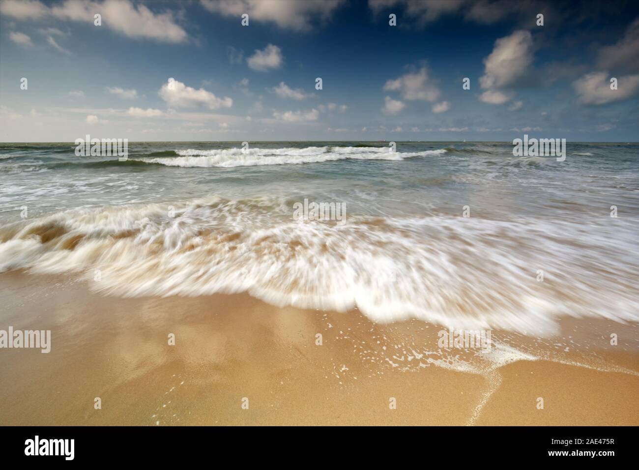 Les vagues de la mer de sable sur la plage en été Banque D'Images