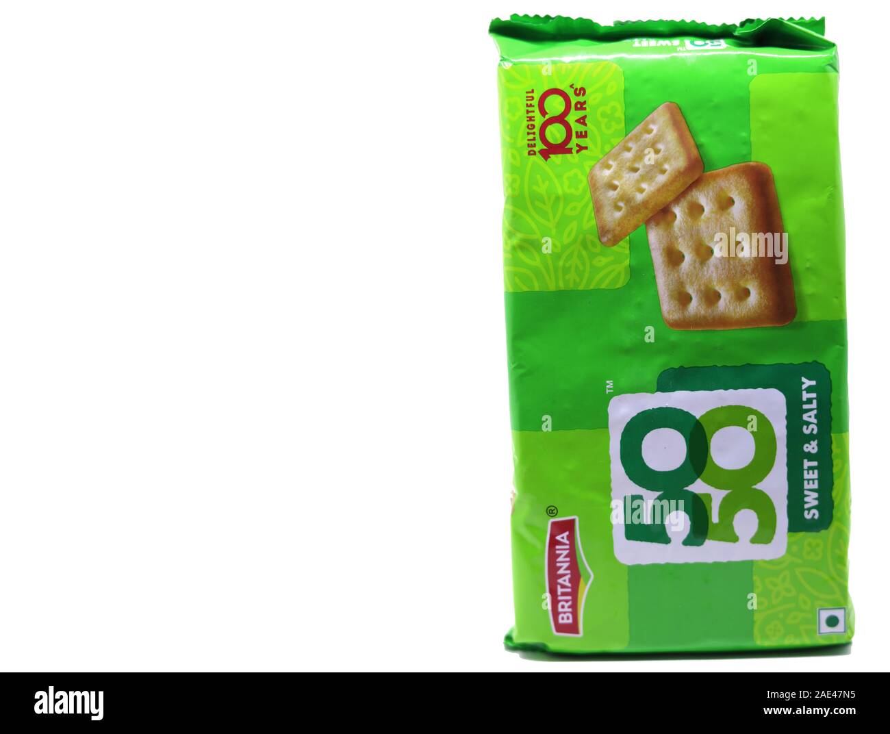 50-50 Craquelins Britannia sucrées et salées Cookies ou biscuit dans une couverture verte pack Banque D'Images