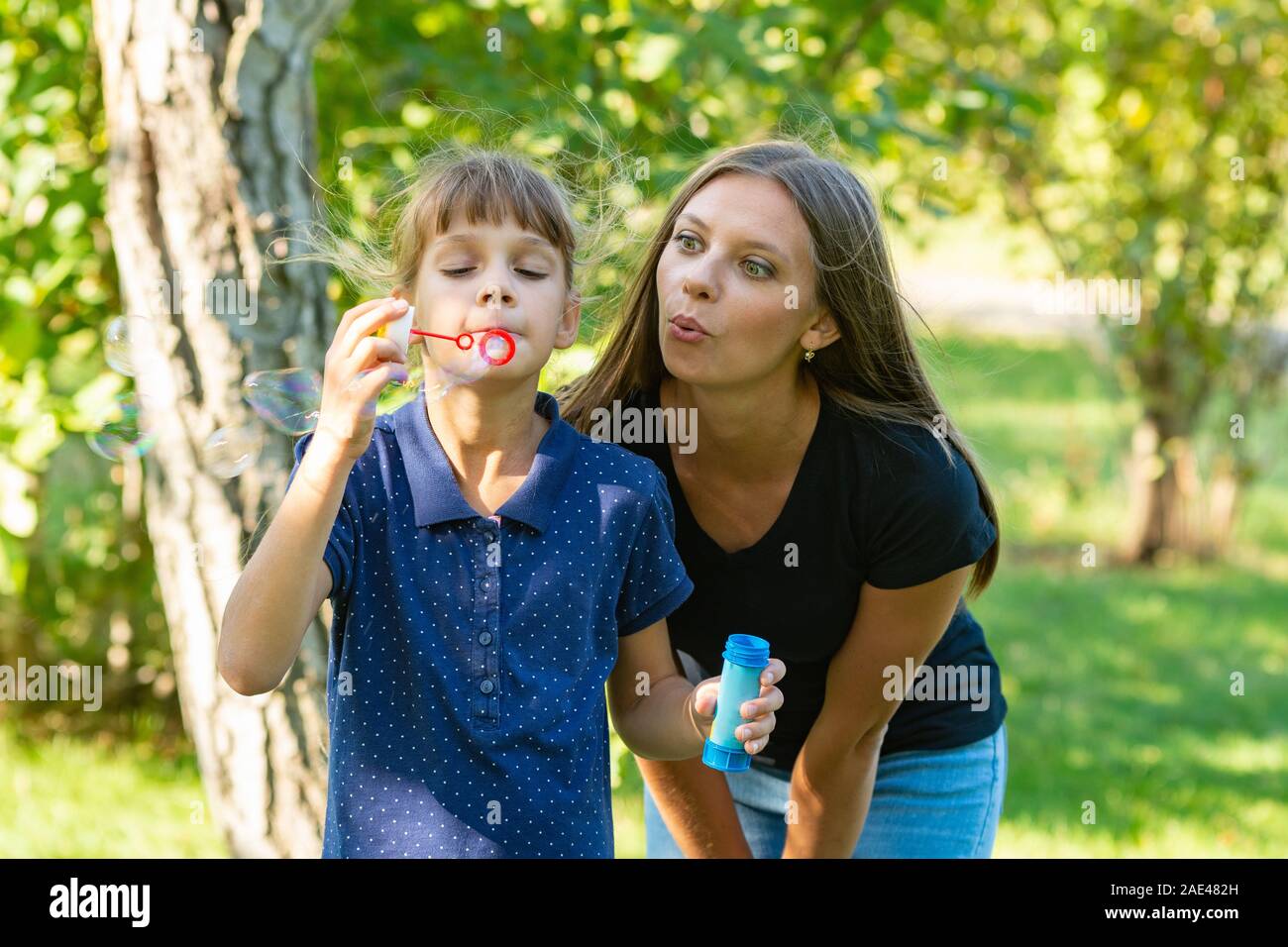 Fille et fille faire des bulles ensemble Banque D'Images